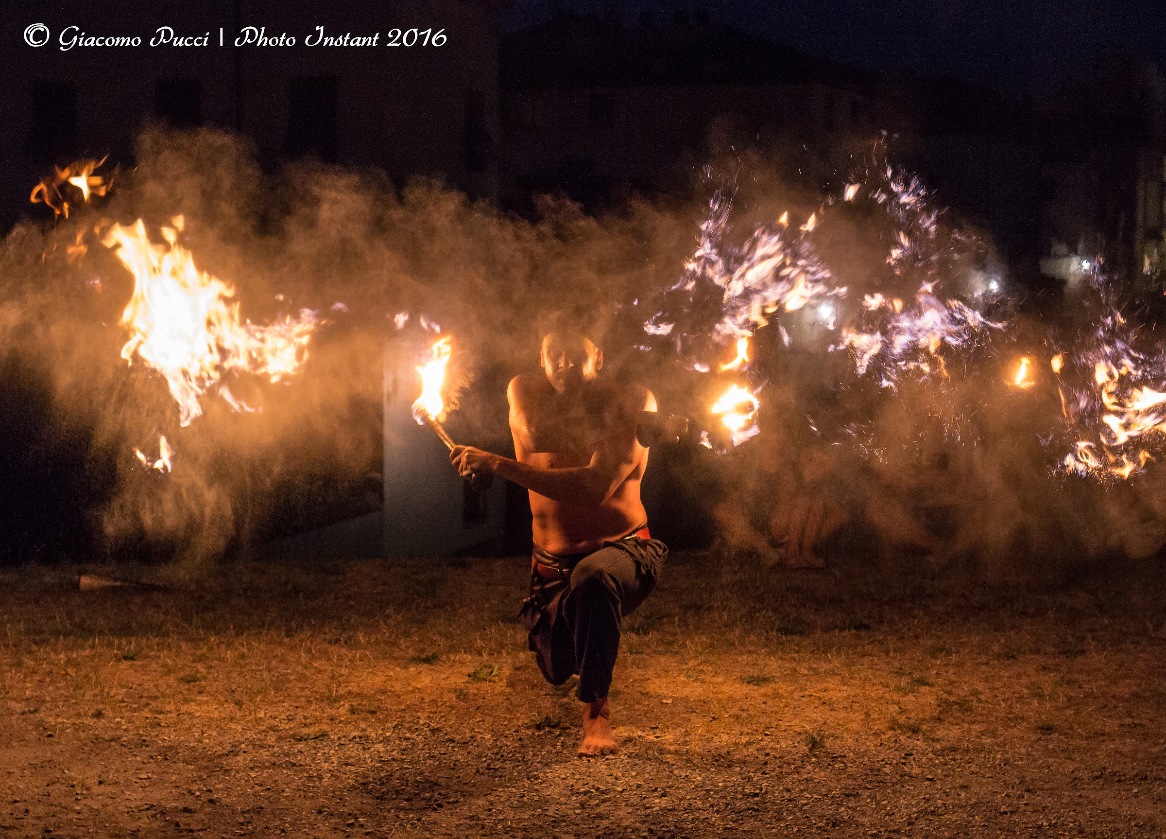 Mangiafuoco in notturna