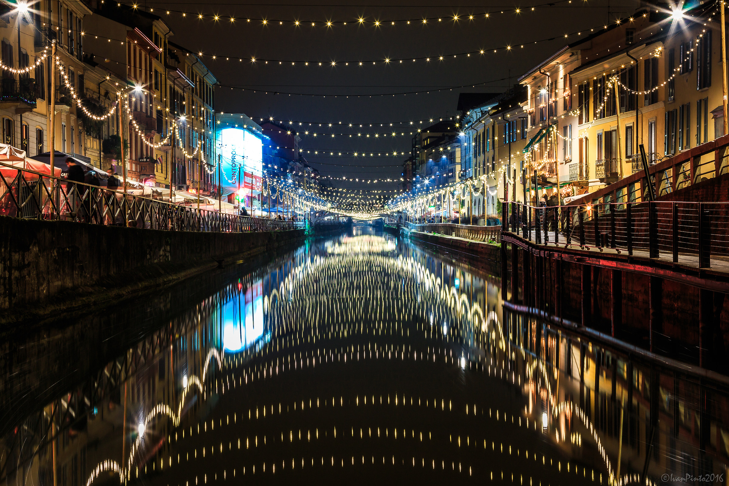 Milano Navigli, pioggia di luci