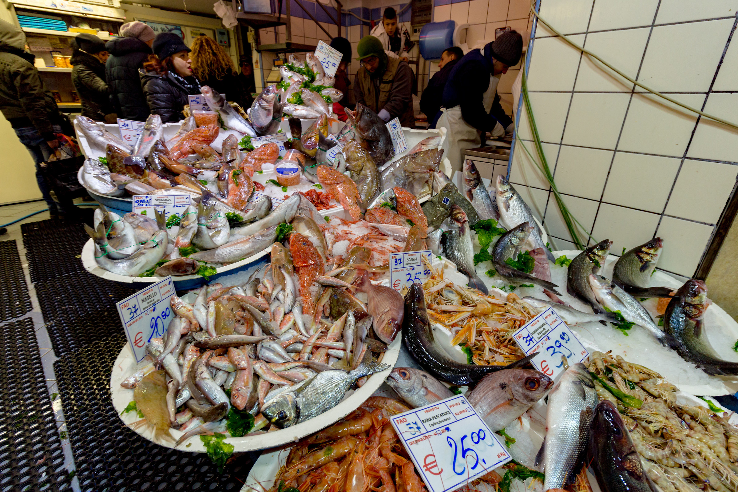 Banchi del pesce per il cenone della Vigilia