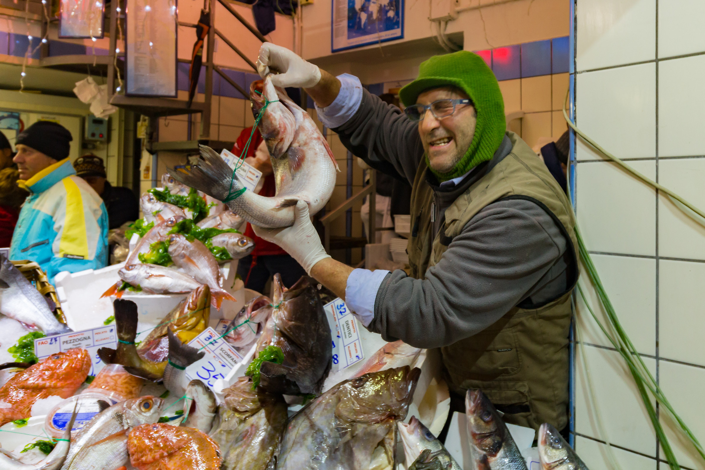 Banchi del pesce per il cenone della Vigilia
