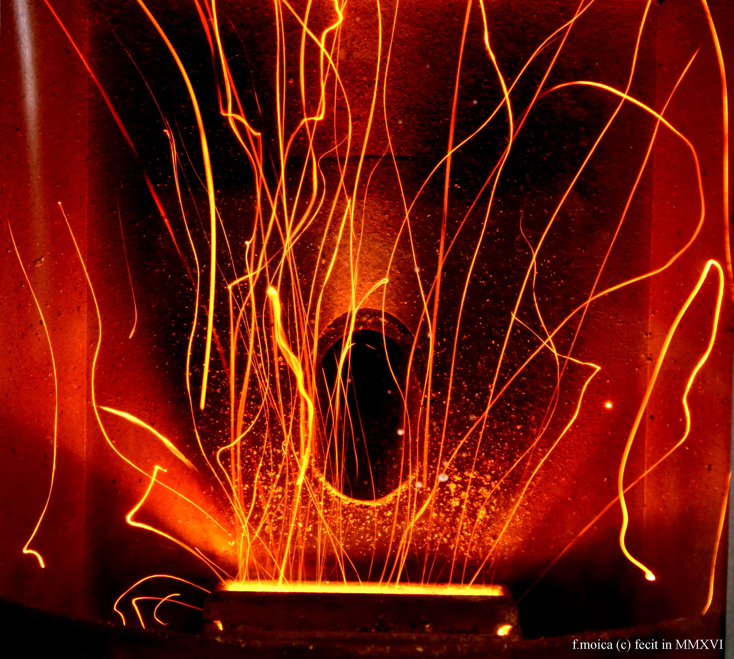 Tra le rossastre nubi Stormi d'uccelli neri