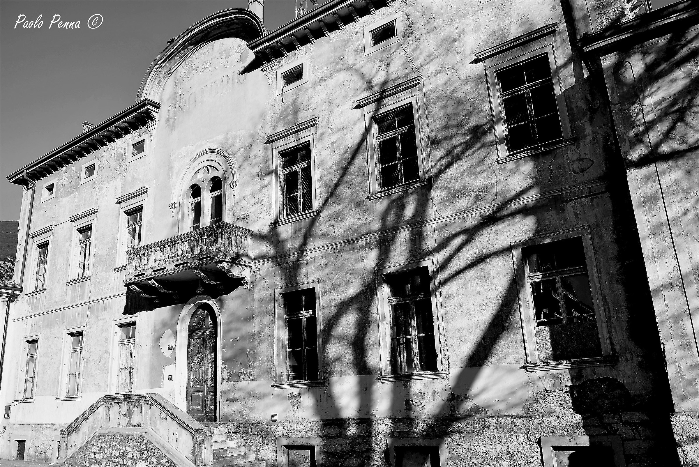 Ombre inquietanti sull'oratorio abbandonato