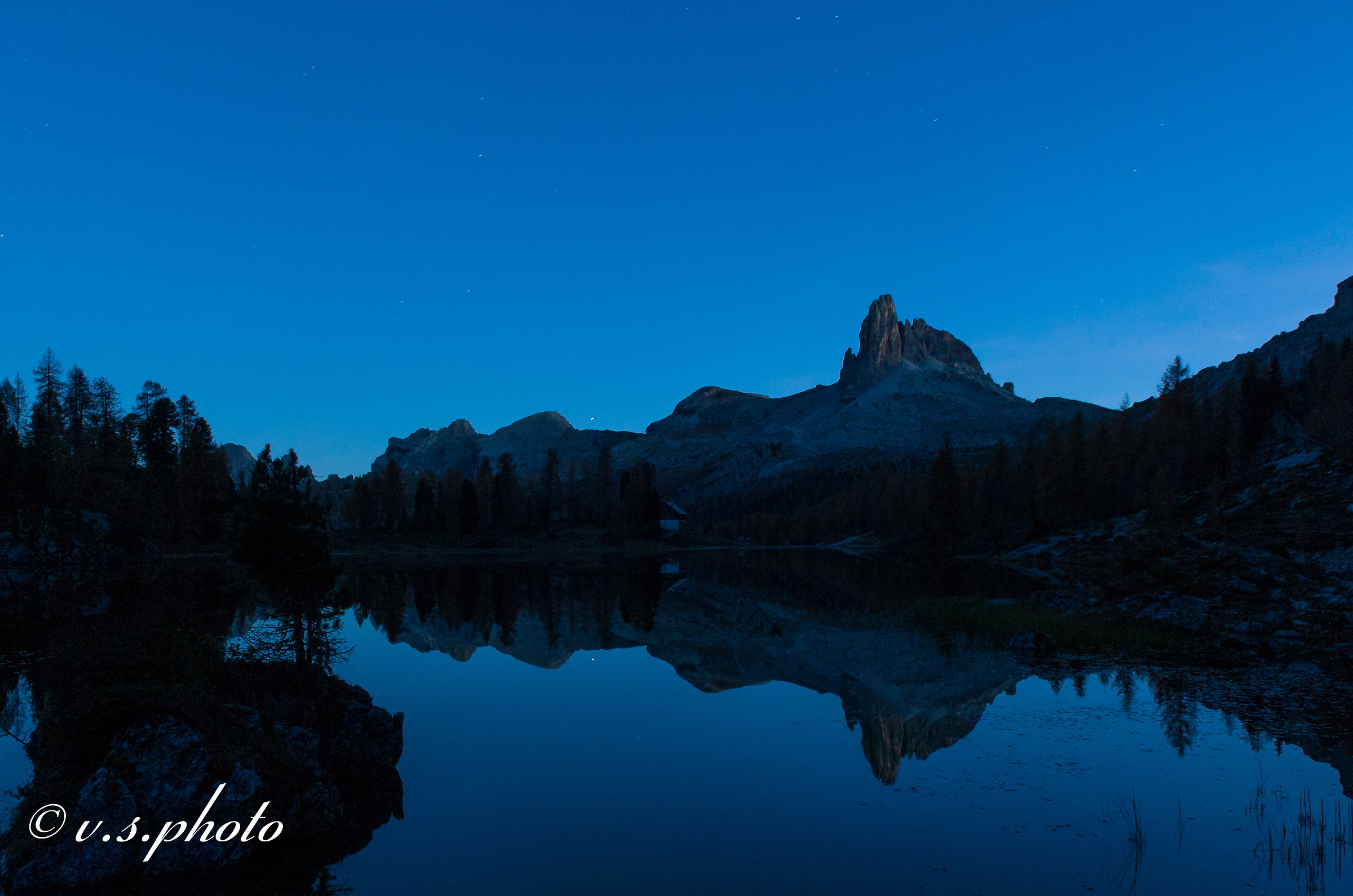 Lago federa con becco mezzodi, dopo il tramonto.