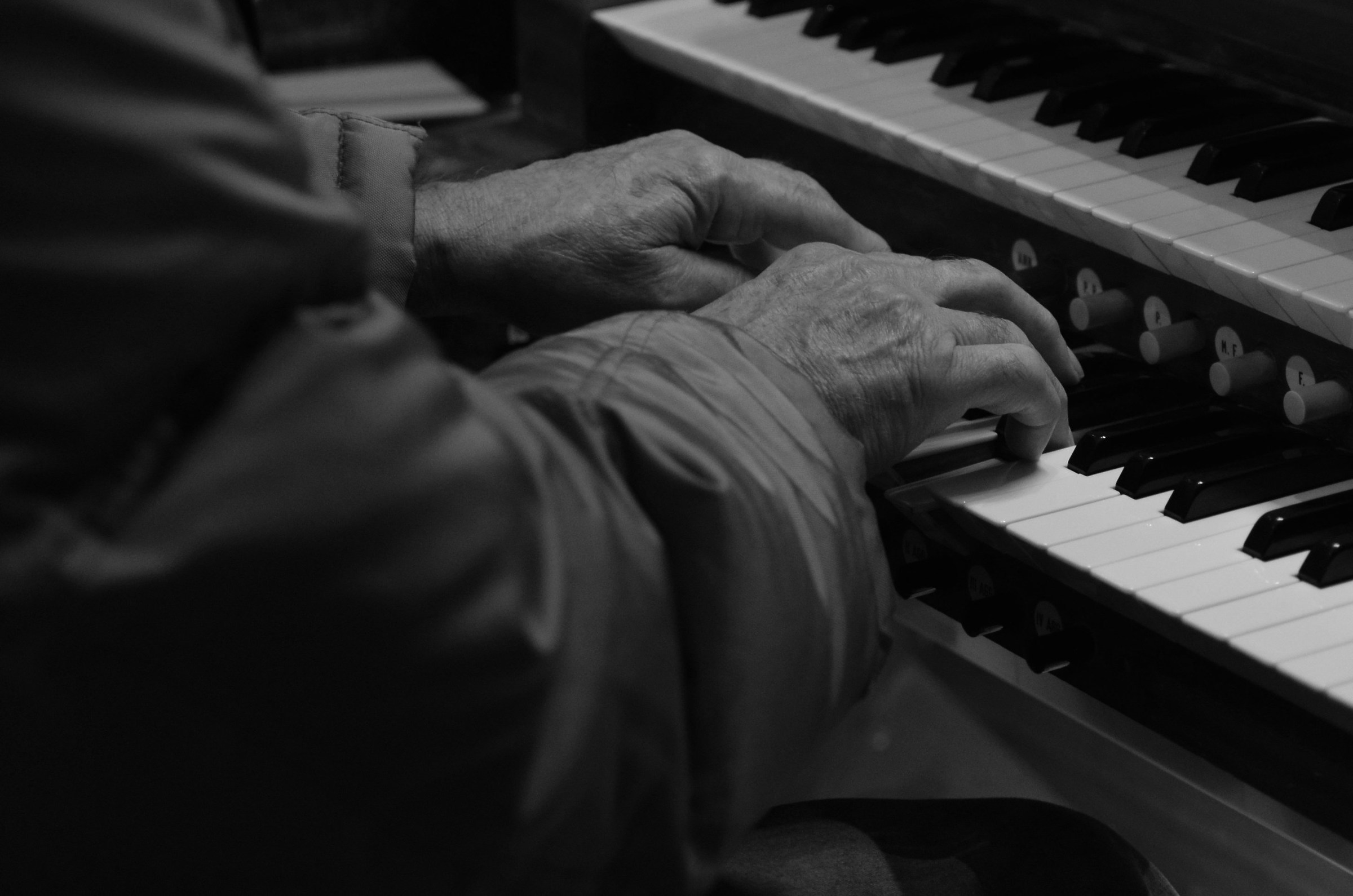 The dell'organsista hands