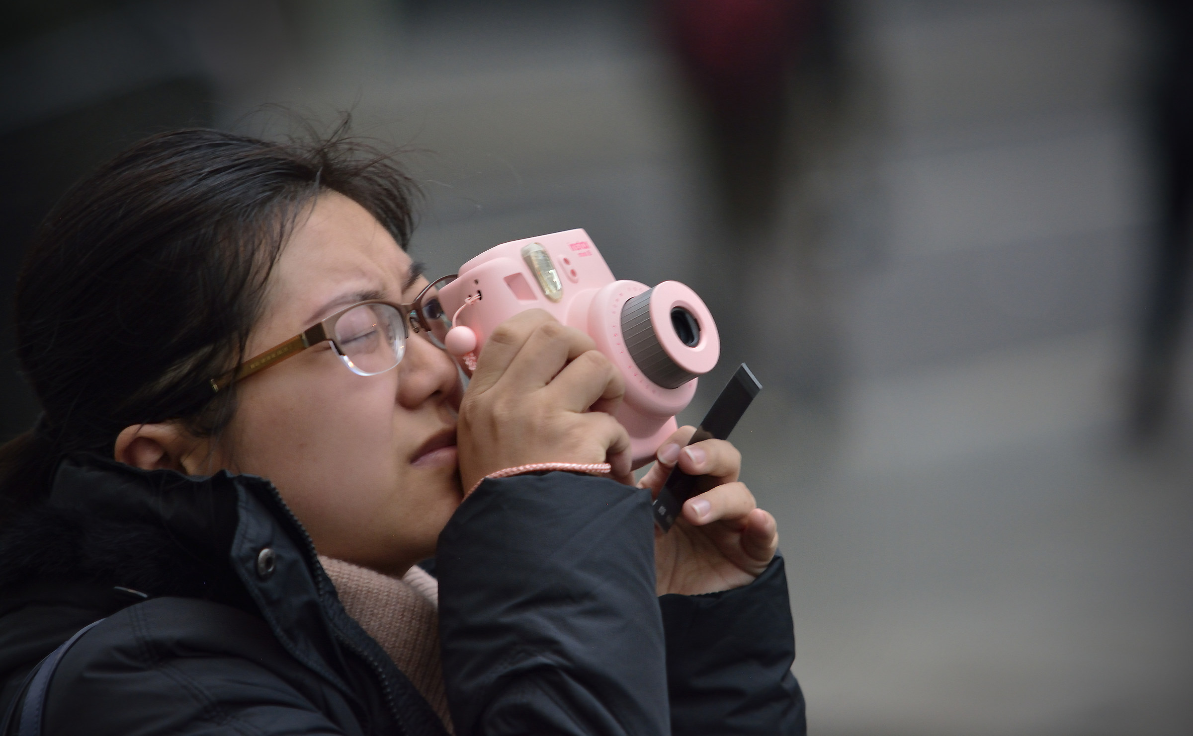 La ragazza con la fotocamera rosa