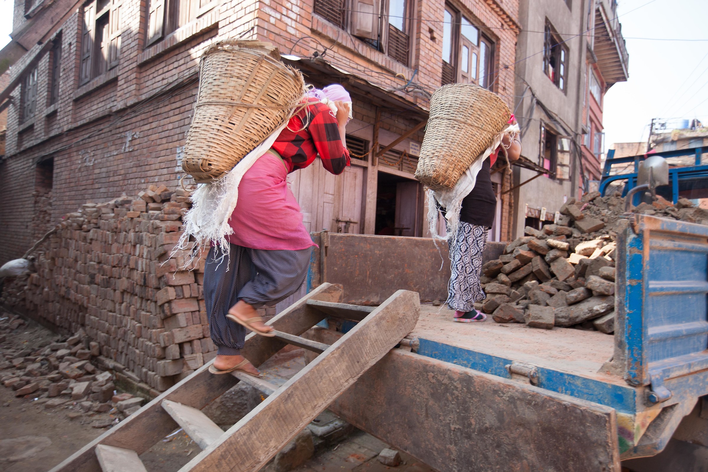 ....sopratutto le donne nei duri lavori....