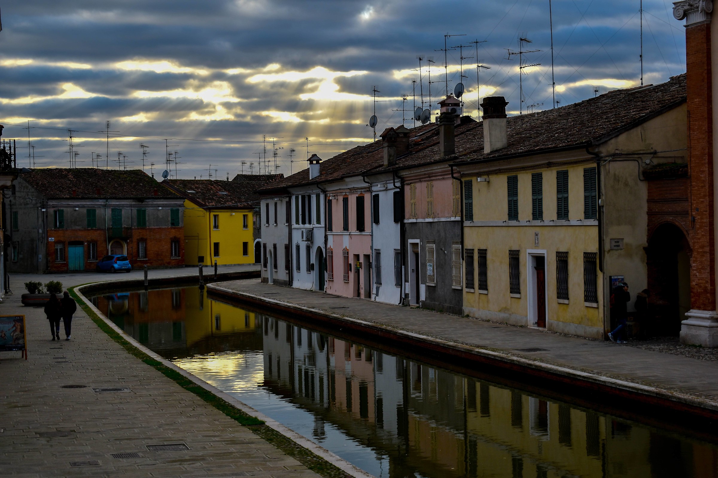 Tramonto sui canali di Comacchio