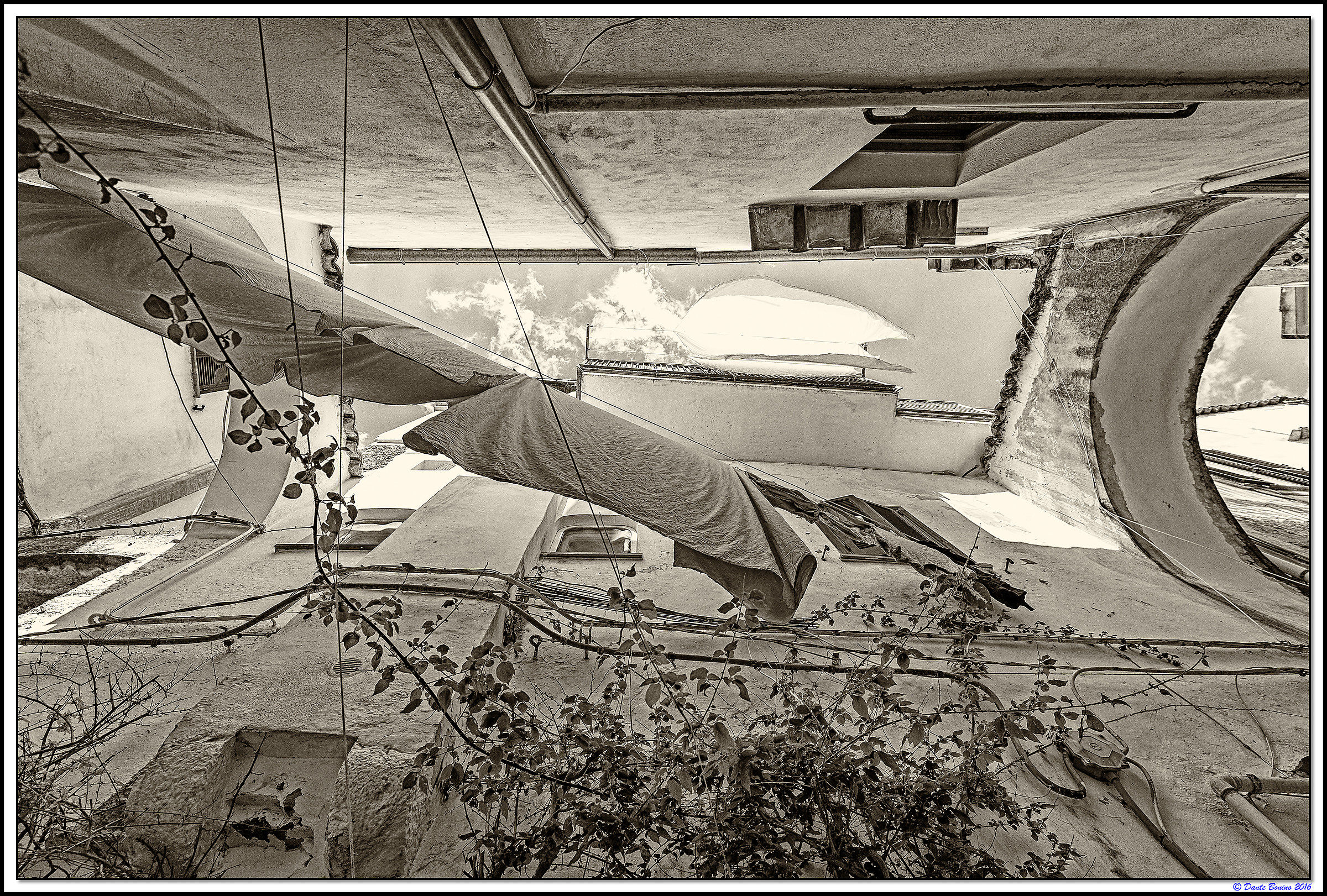 Laundry between Sperlonga alleys