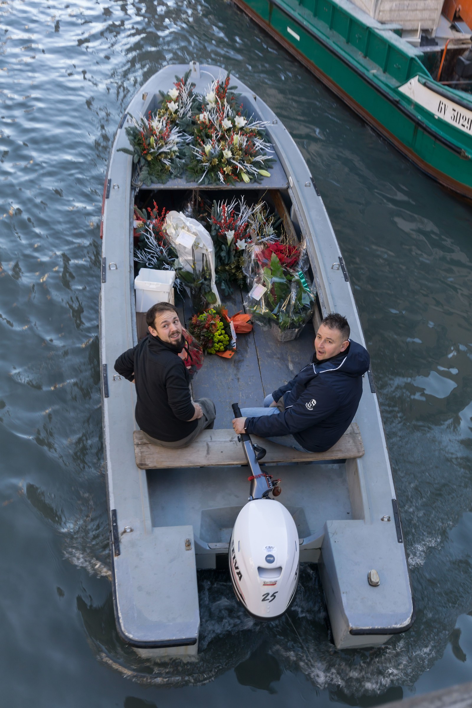 Barca che trasporta fiori