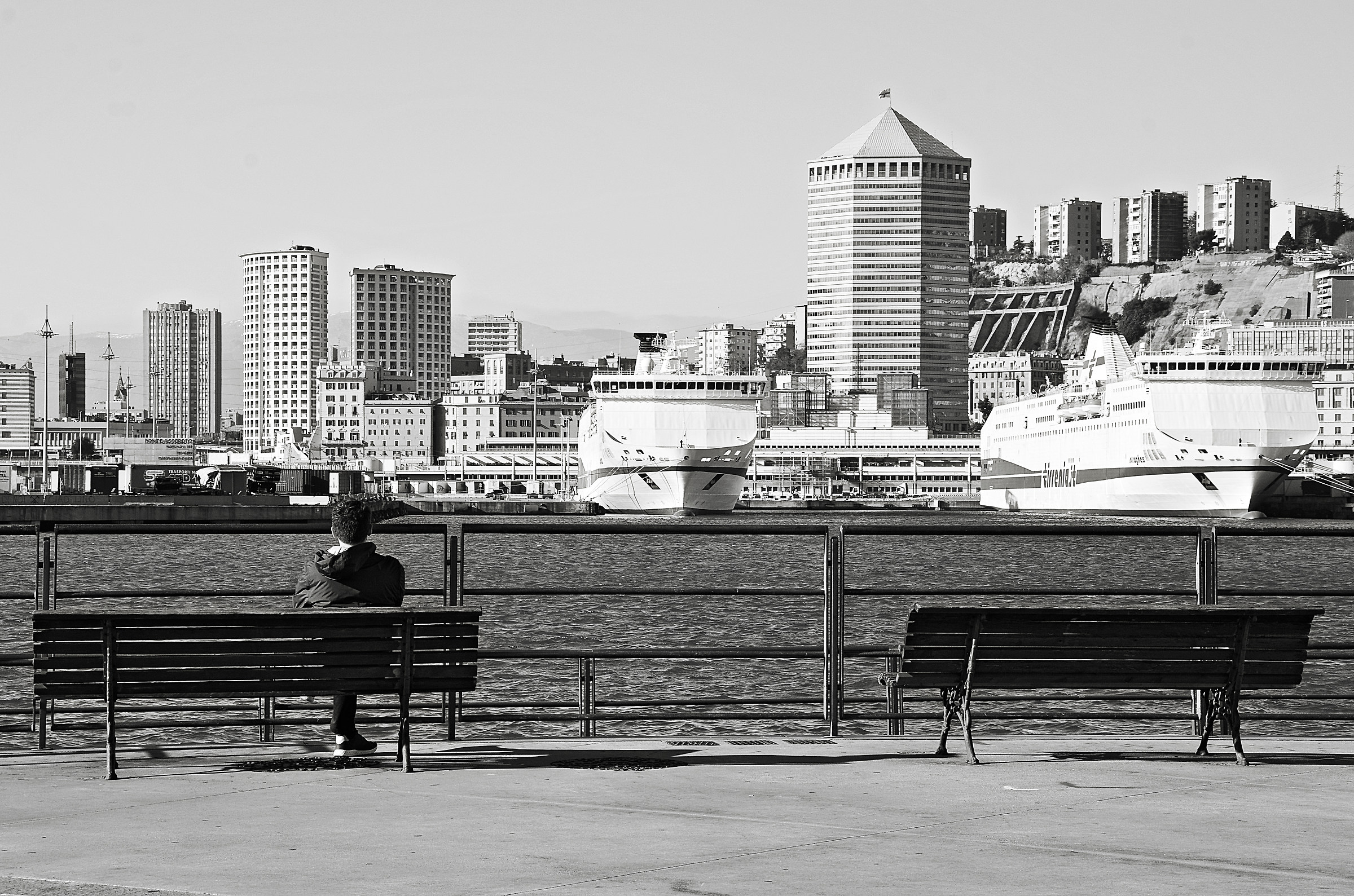 Uomo dinanzi all'inutile mare...