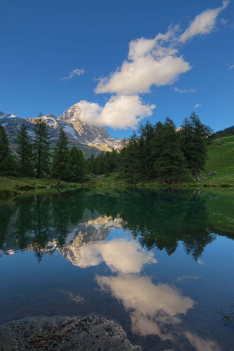 Cervino nel lago blù