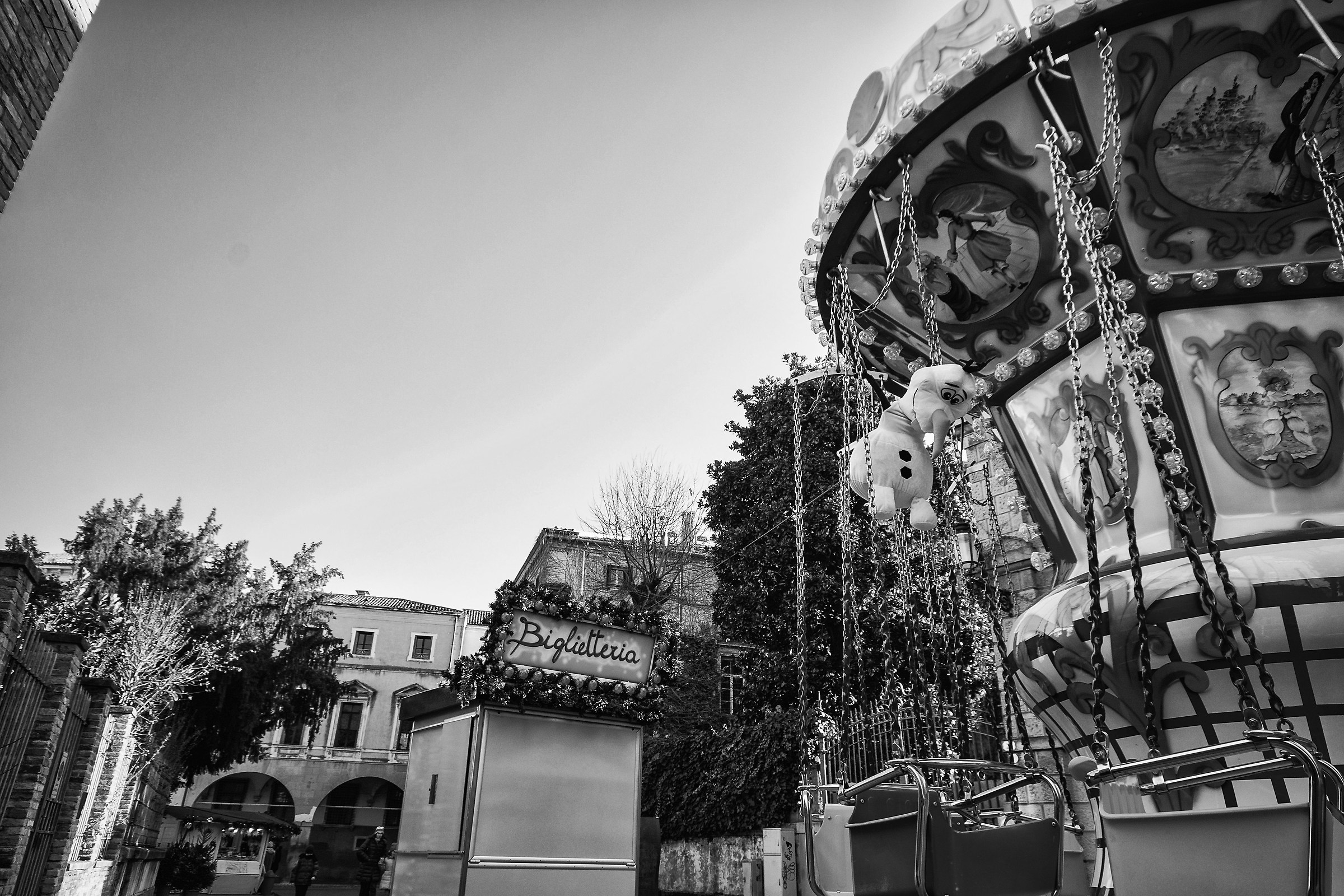 empty carousel ... sad puppet