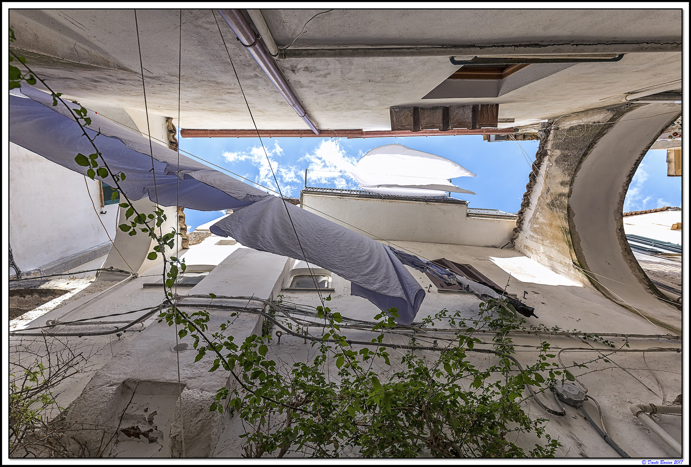 Laundry between Sperlonga alleys