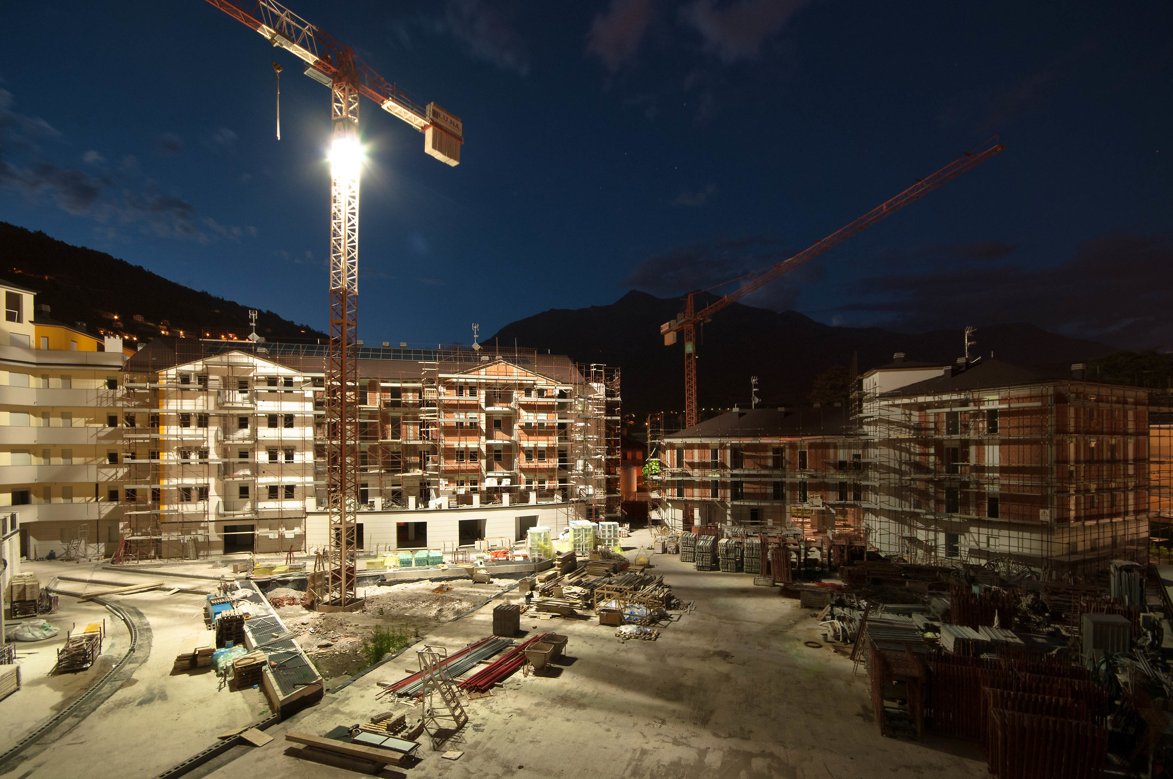 cantiere all'imbrunire