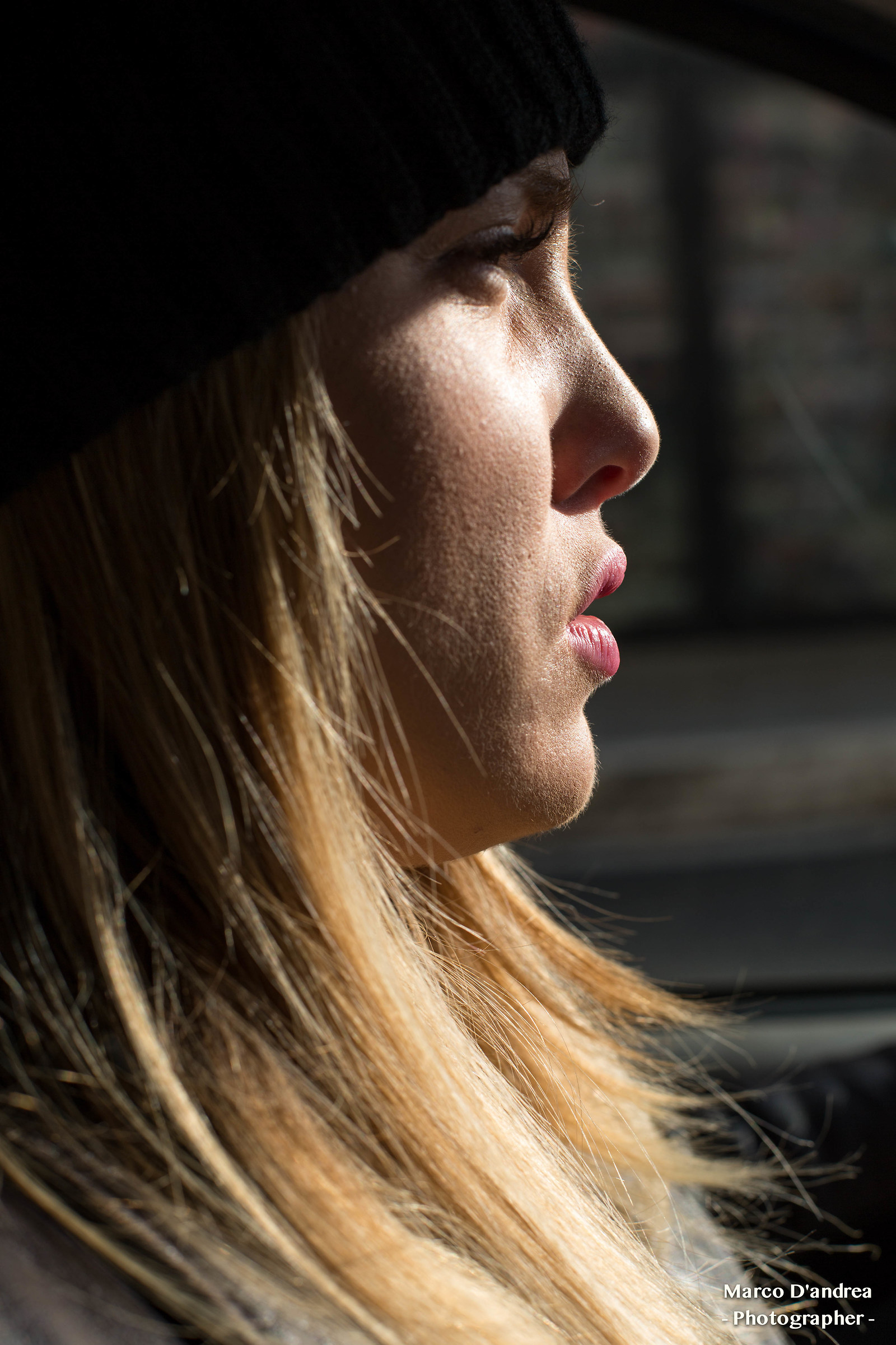 contrasto con luce sul viso