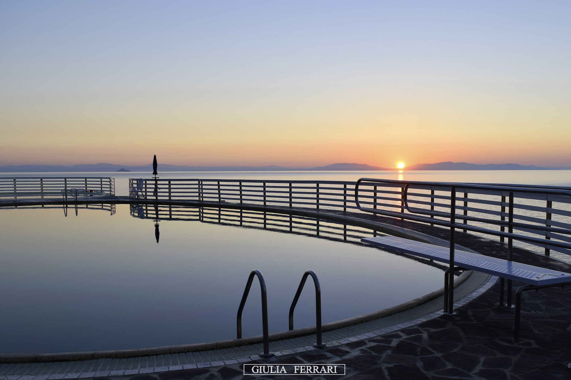 Piscina fronte mare all'alba
