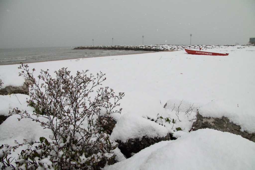 sea ??of ??Pescara with snow