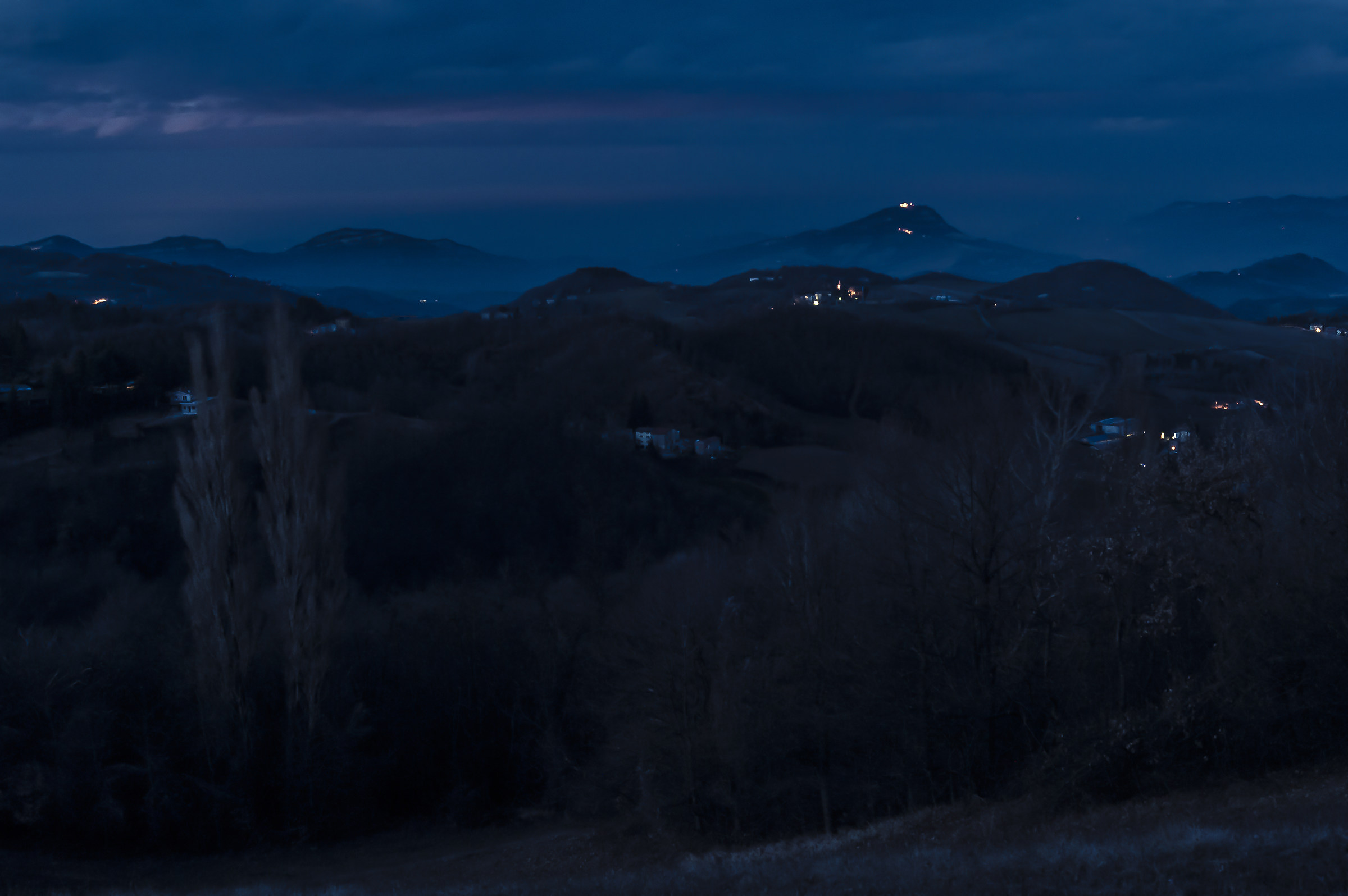 la nebbia ai piedi del monte