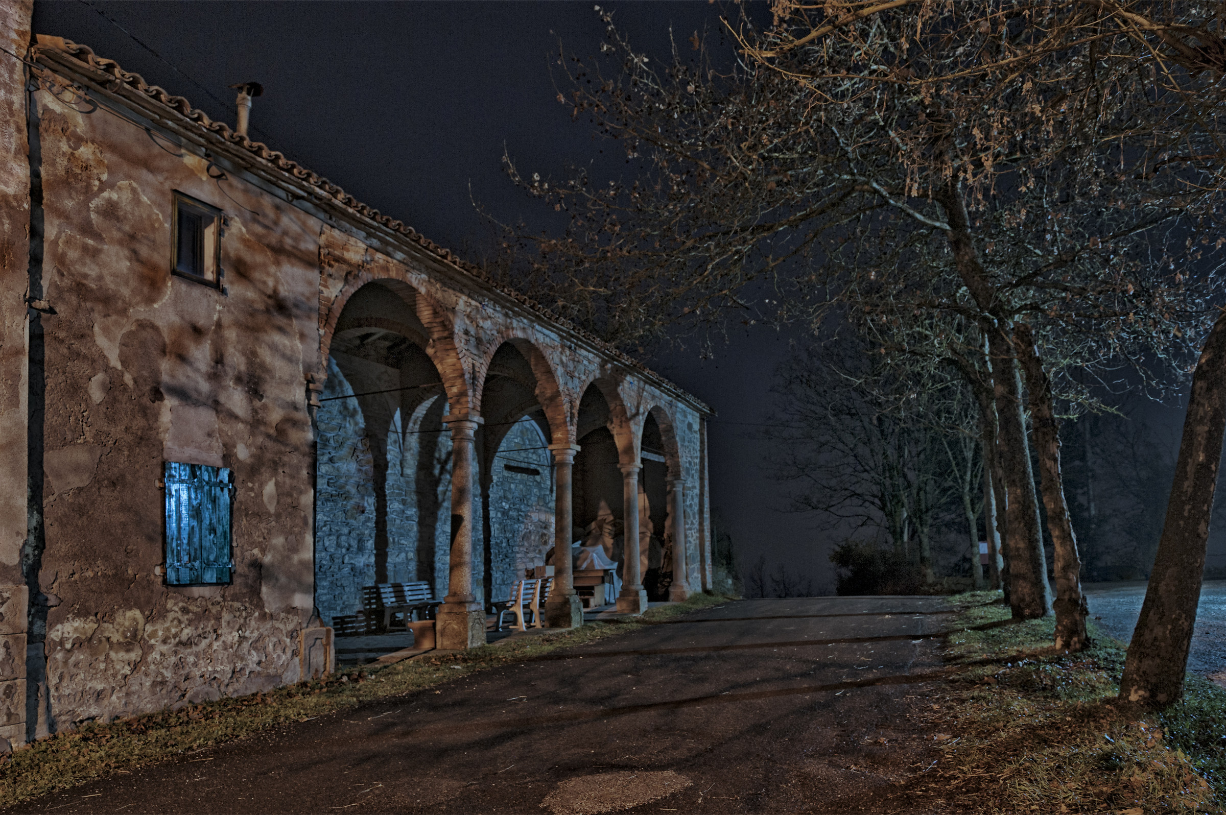 l'antico portico in attesa del risveglio