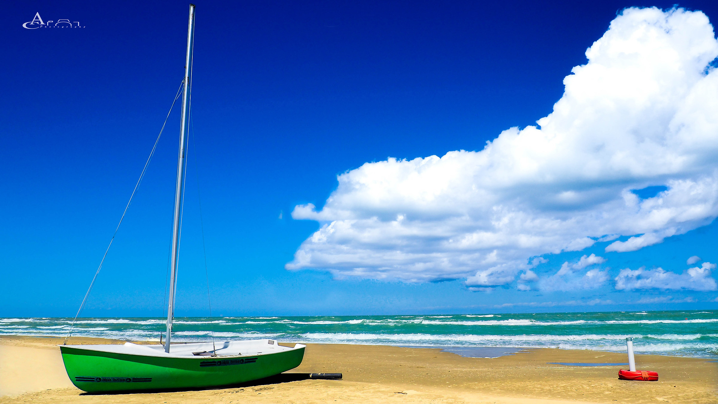 La barca a vela, on the beach
