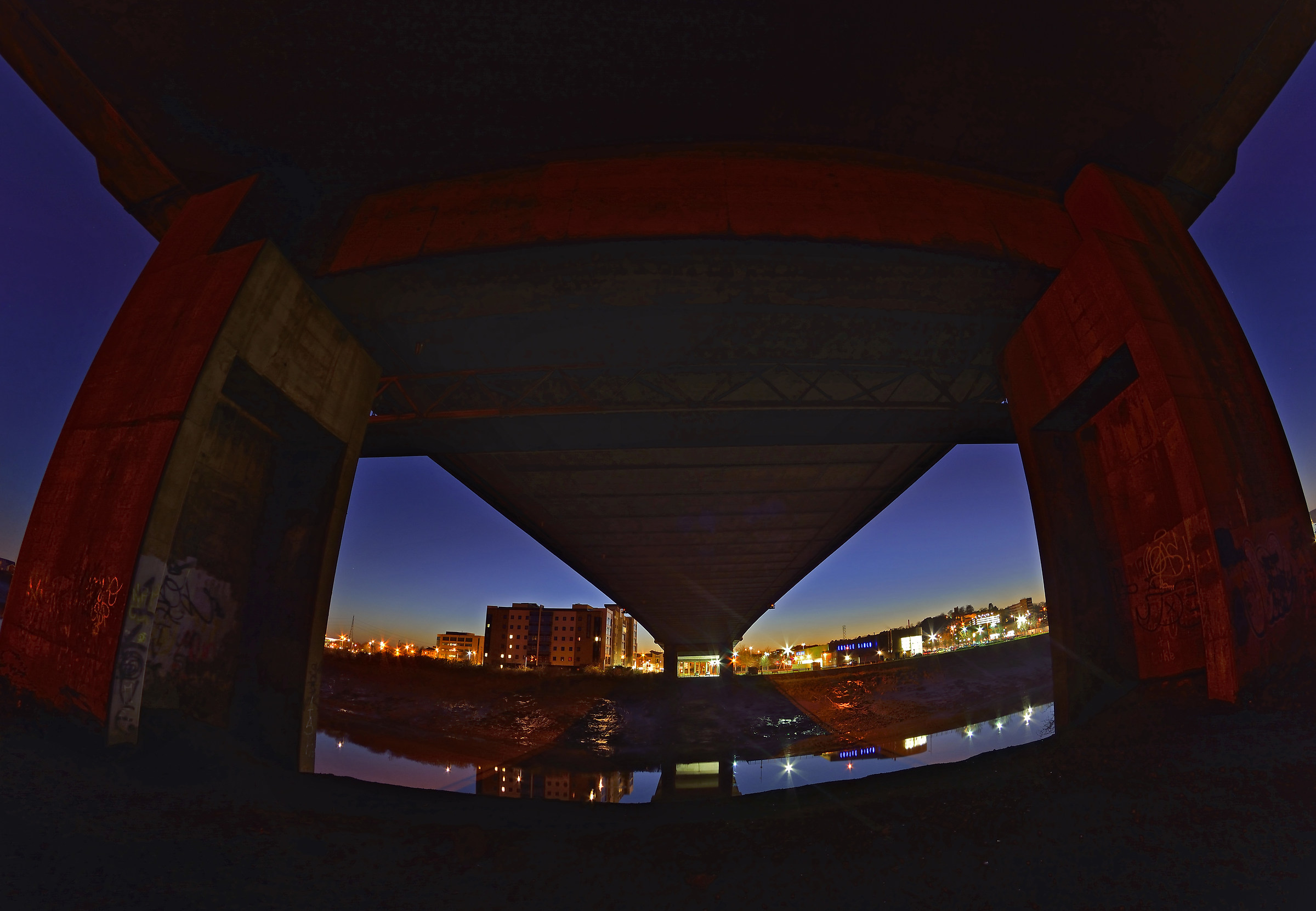 Sotto il ponte di cemento enorme di notte con Fisheye!