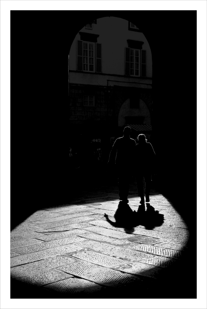 Uscendo da Piazza Anfiteatro a Lucca