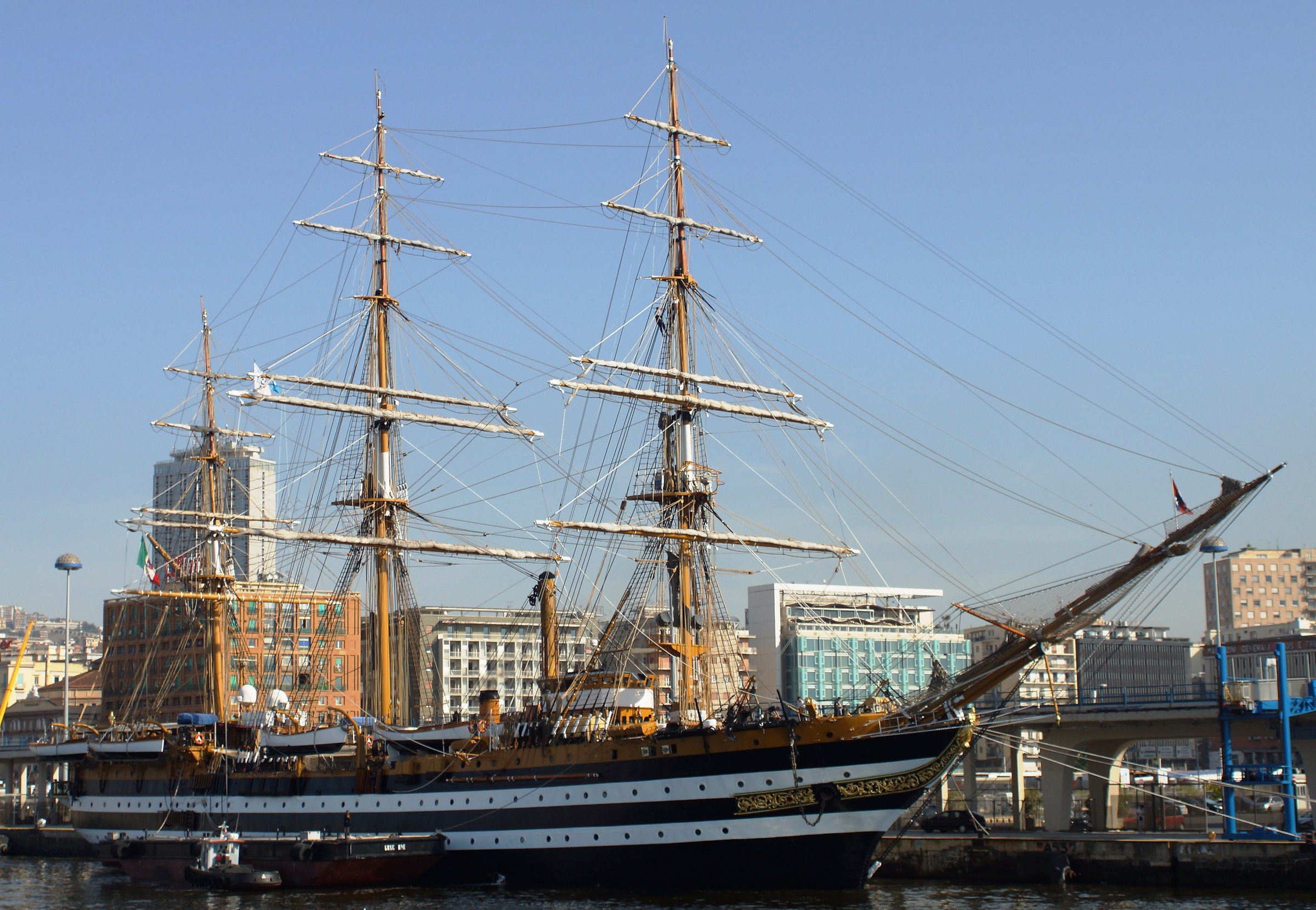 Napoli, Molo Beverello, Amerigo Vespucci.