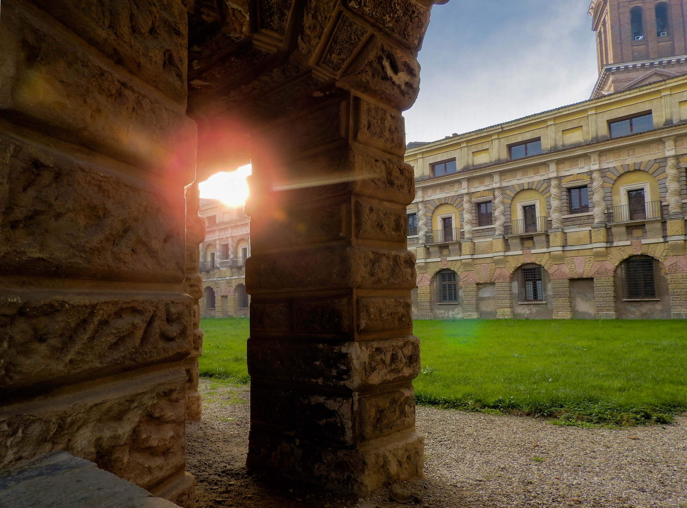 Filtra il sole sul Cortile della Cavallerizza
