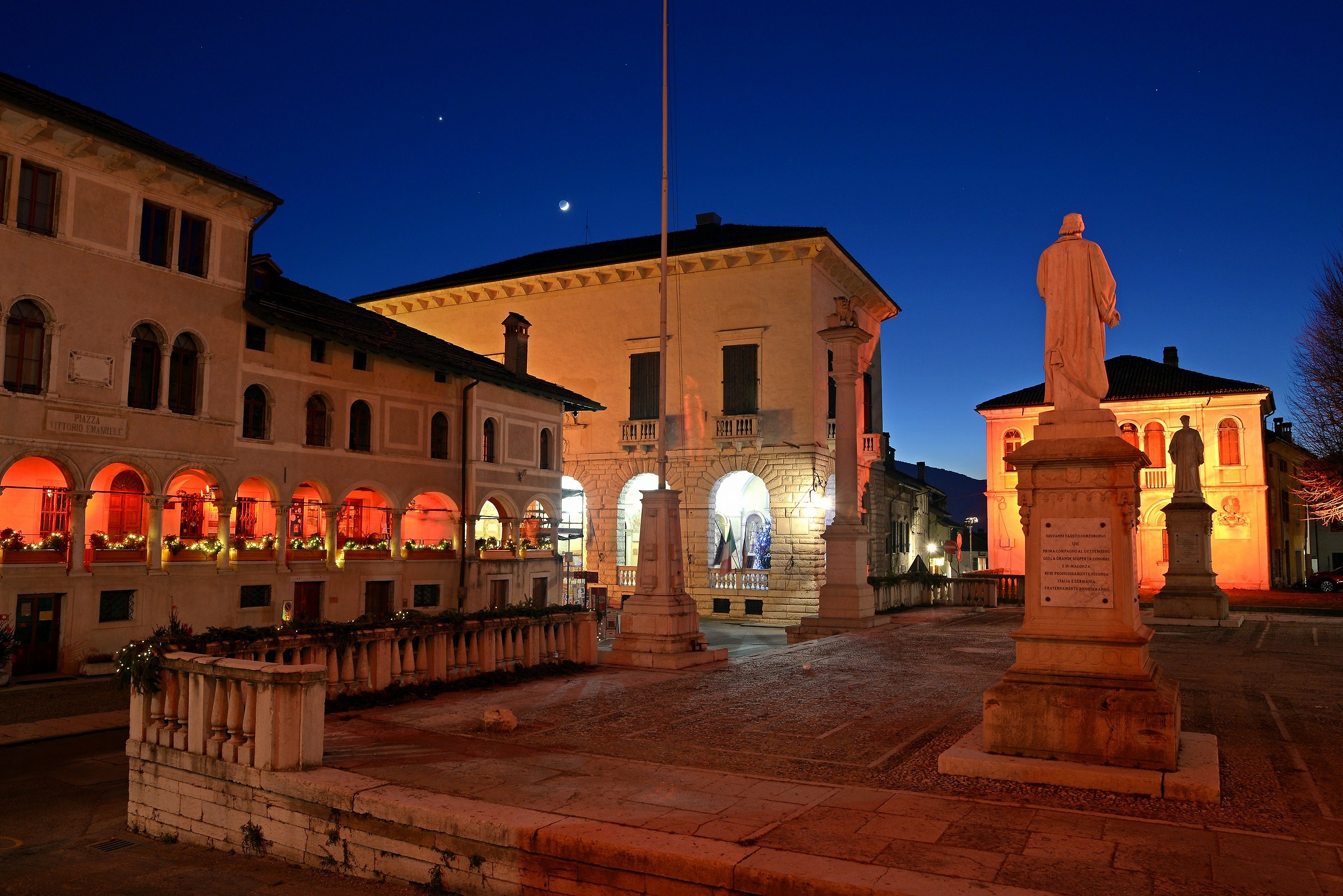 Moon and Venus, an event in Piazza