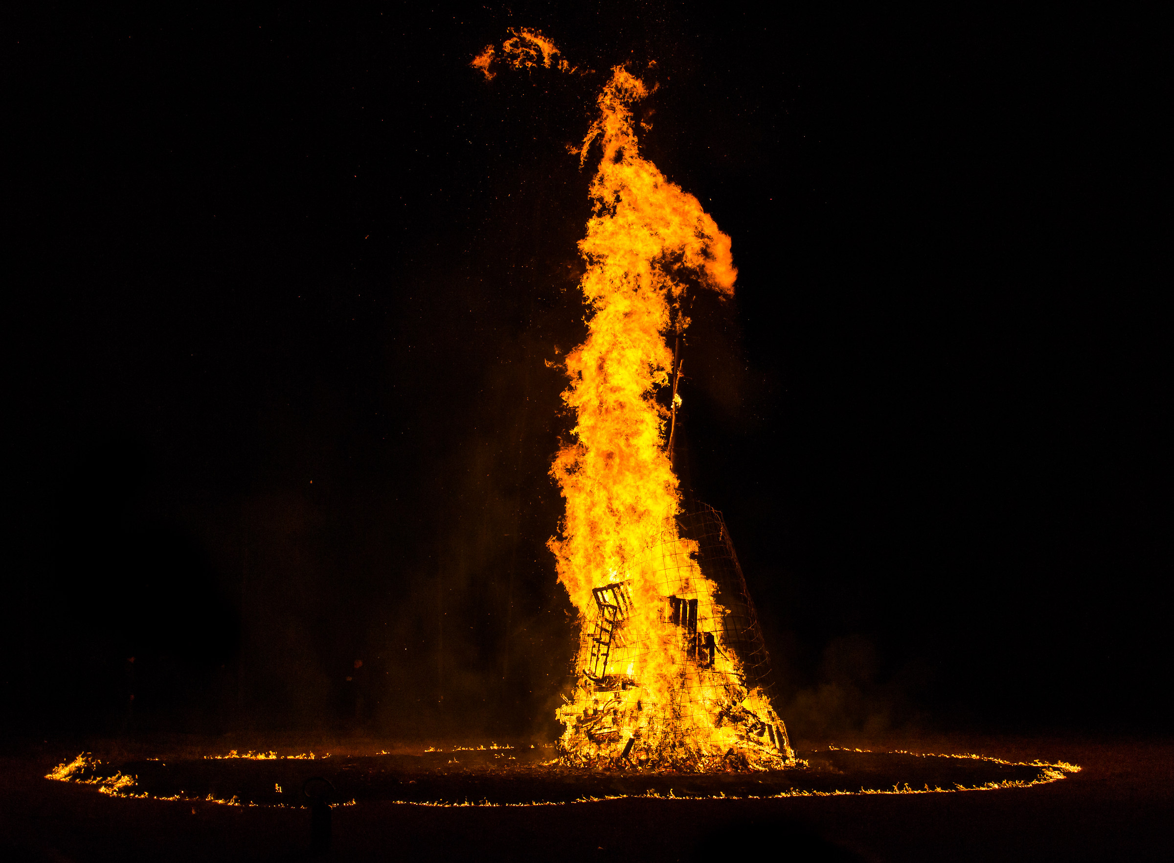 The dancing fire circle