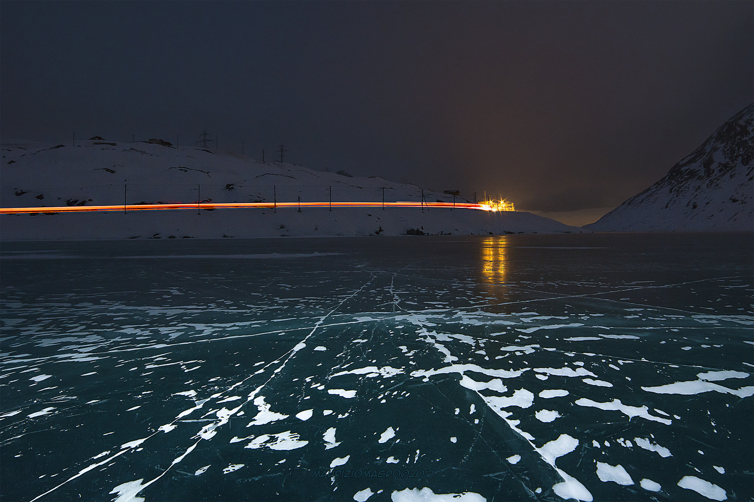 Lago di ghiaccio e treno di fuoco