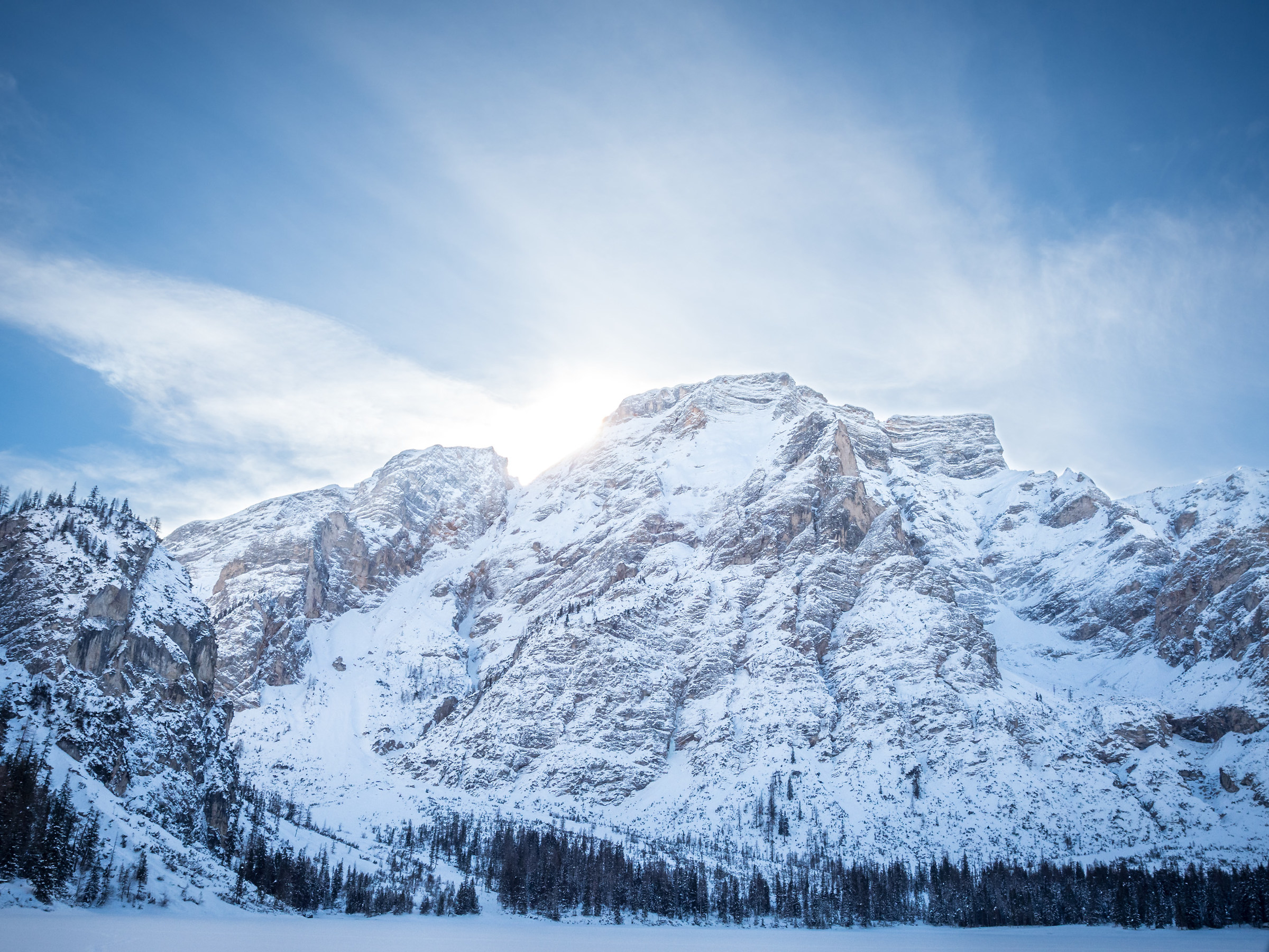 Croda del vecco attraverso il lago di Braies