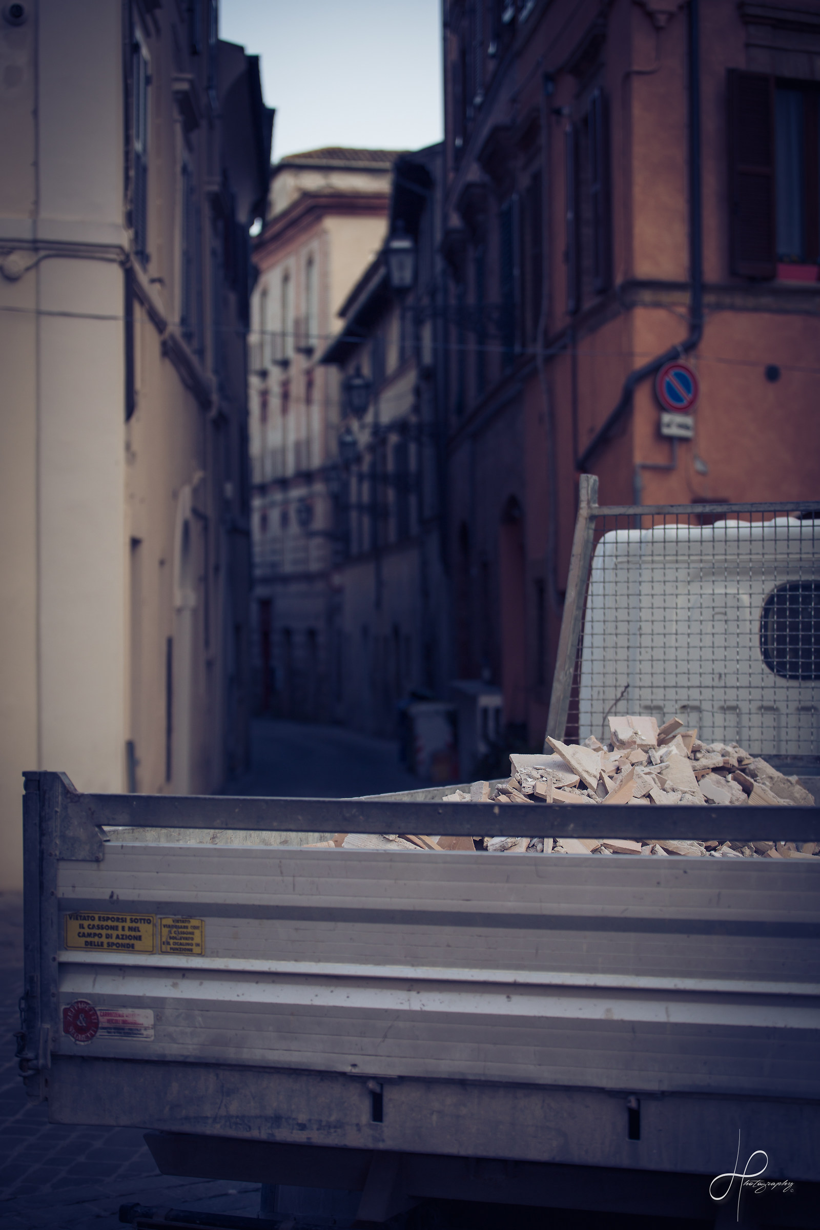 Tolentino - The rubble of scrap ...