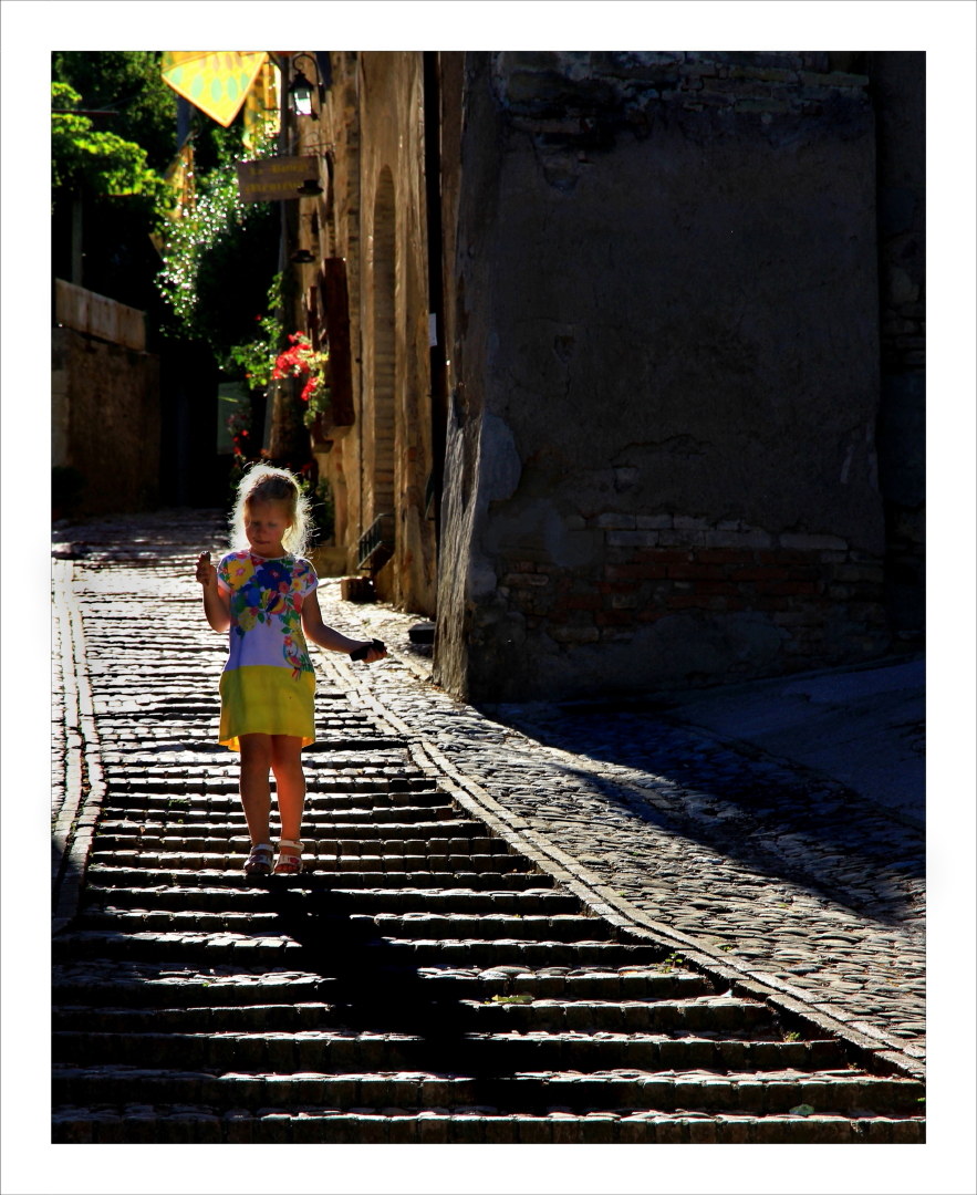 Lungo gli antichi vicoli di Montefalco (pg)