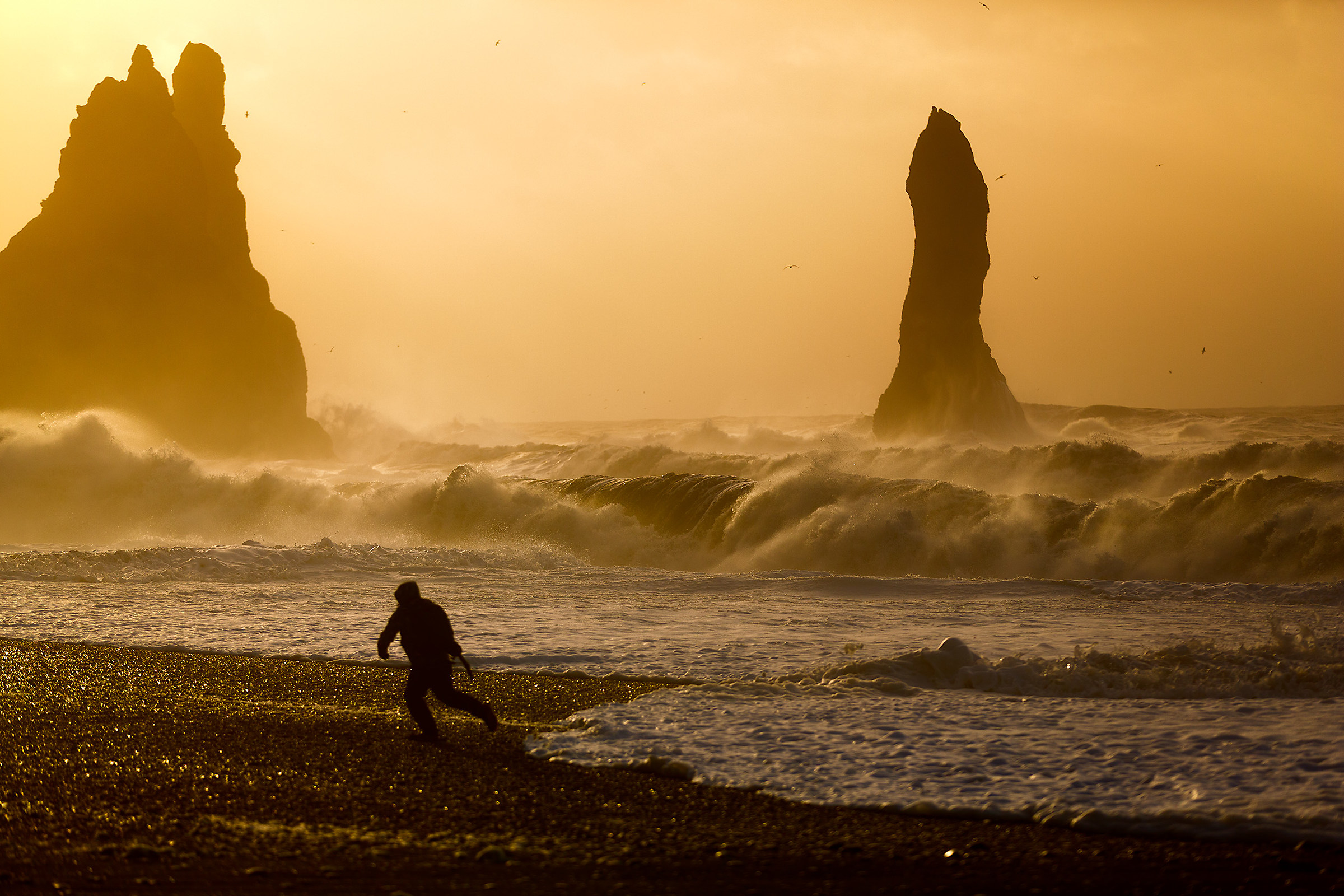 Photographer in trouble on Vik beach