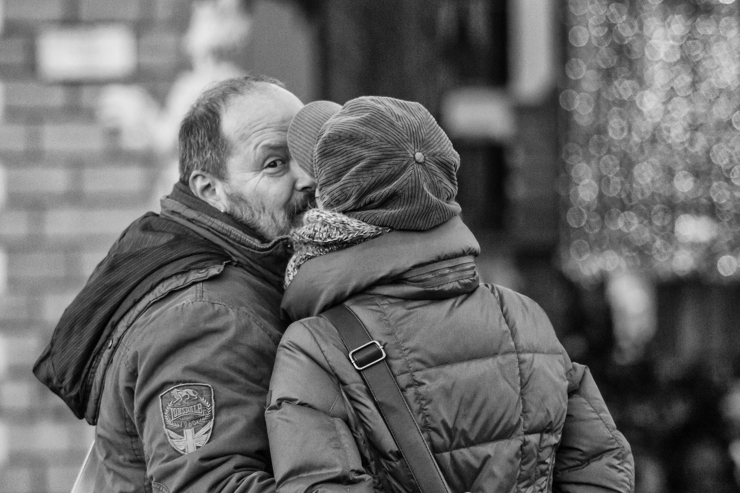 Amore, c'è un tipo strano che ci spia!