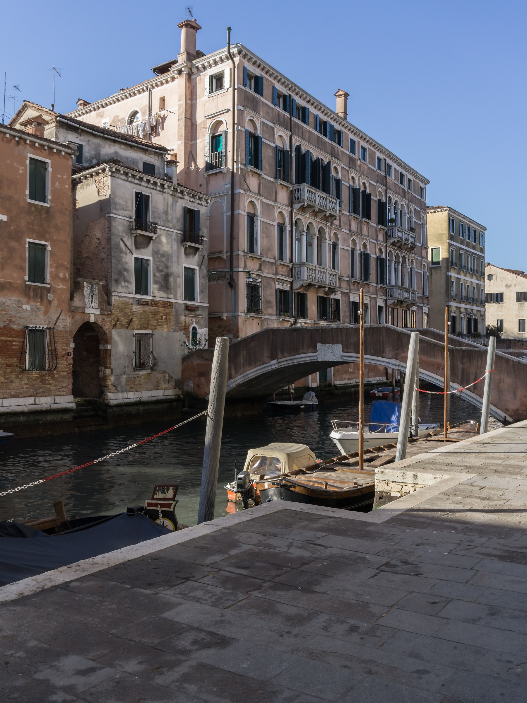 Palazzo settecentesco sul Rio della Misericordia - 1