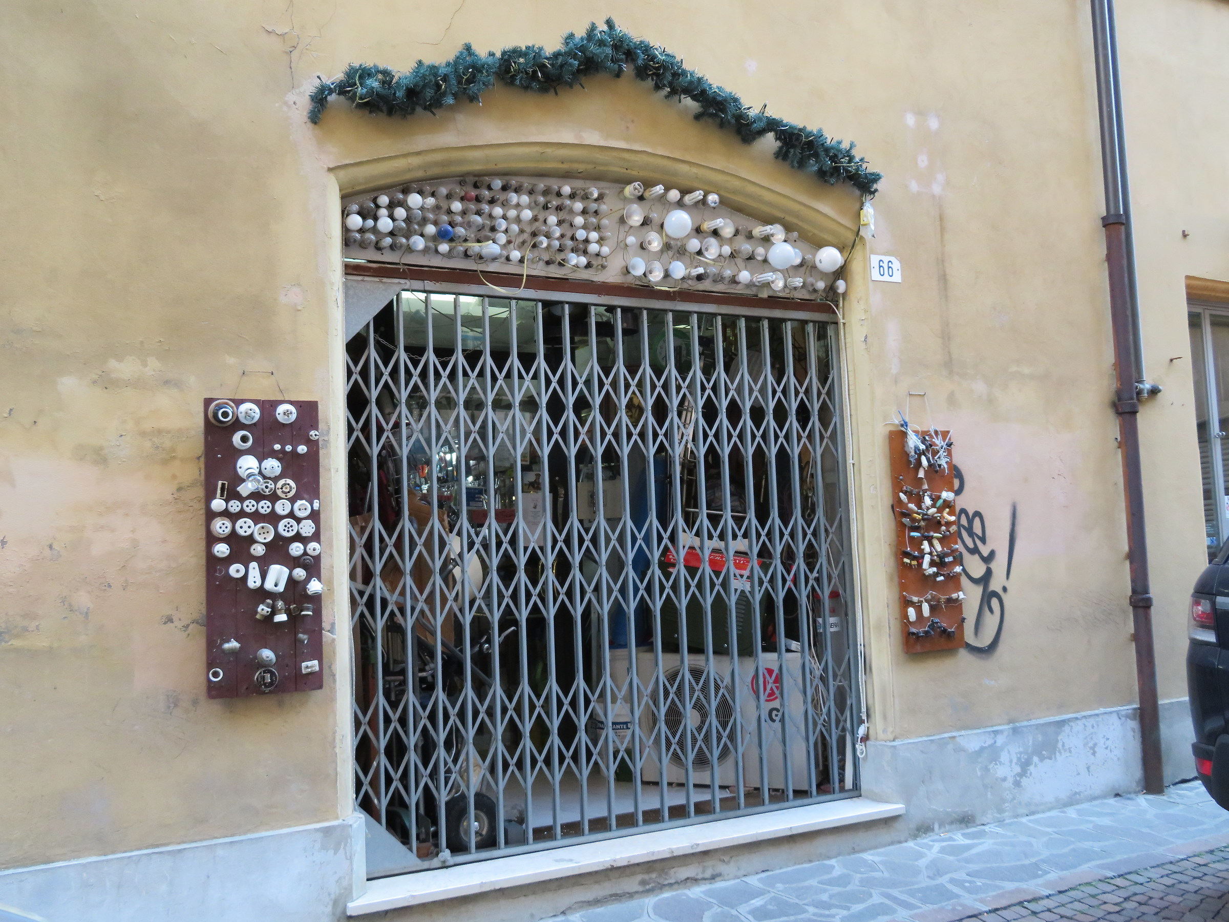 e' dall'insegna che si riconosce il negozio...