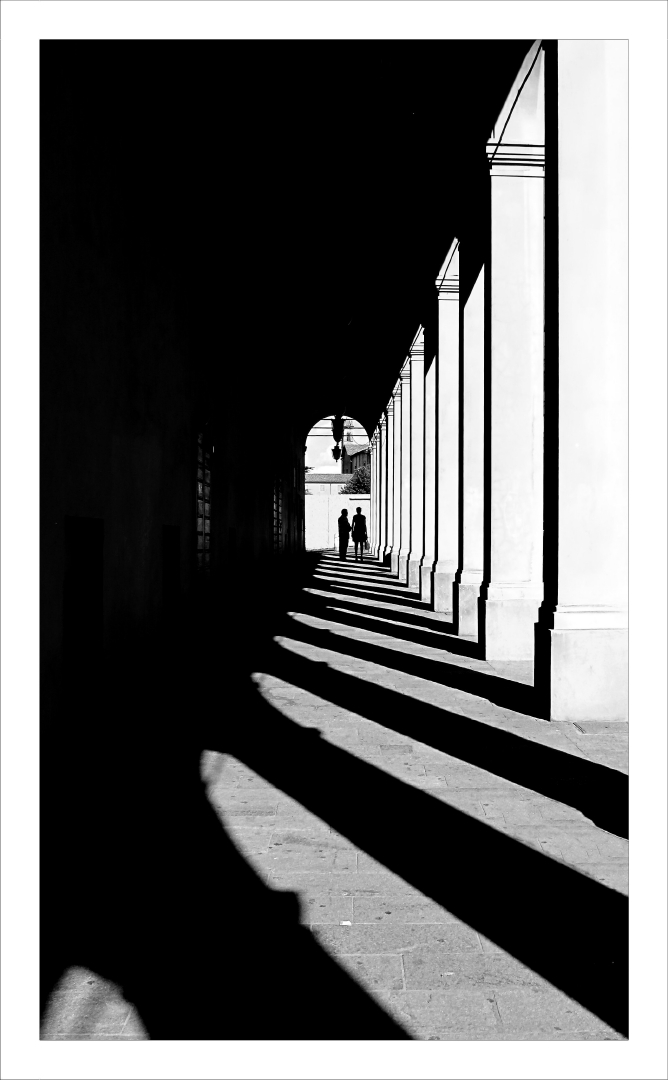 A passeggio sotto i portici
