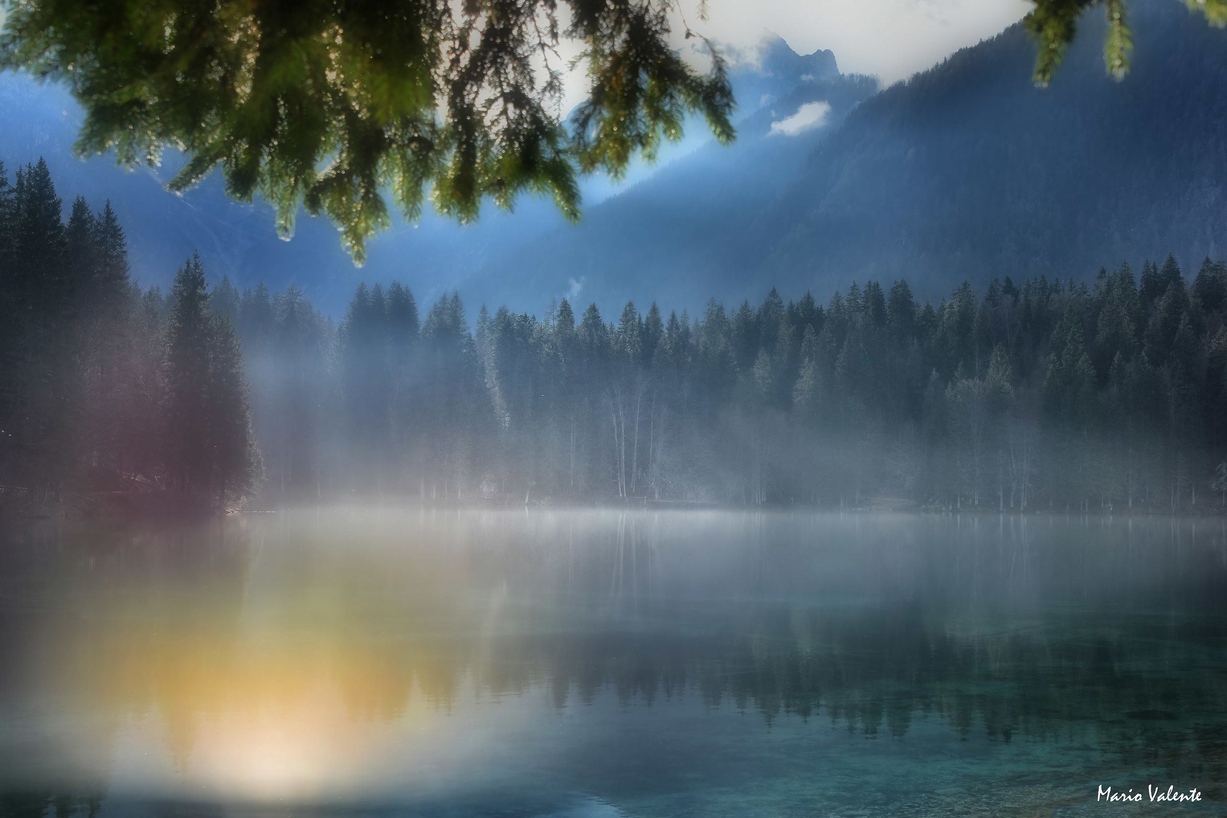 Controluce nella foschia che sale dal lago