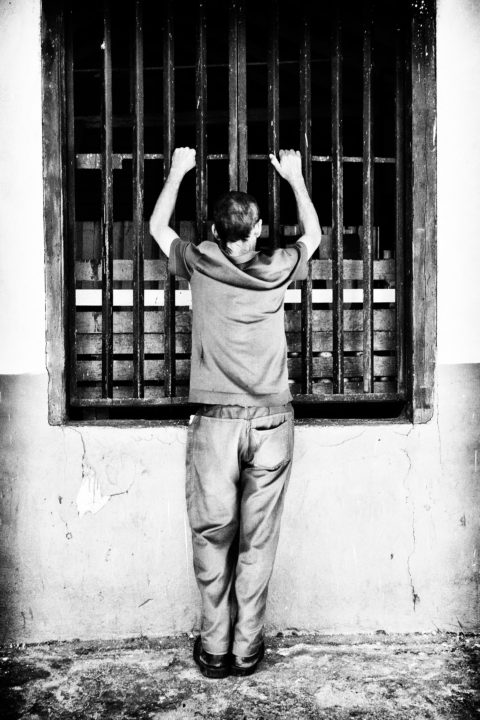 Pinar del Rio, waiting at the food shop