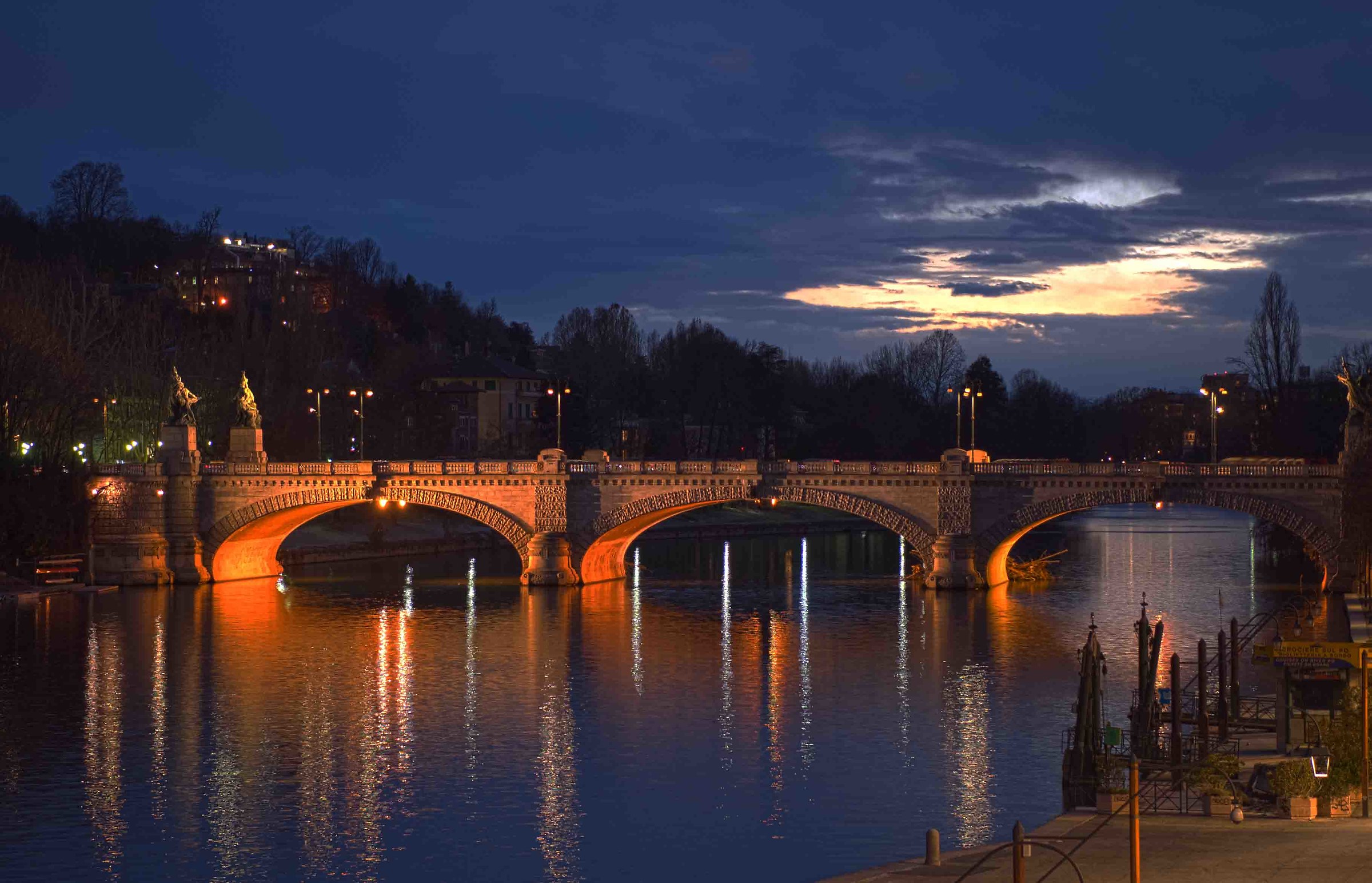 Torino, ponte sul Po al tramonto