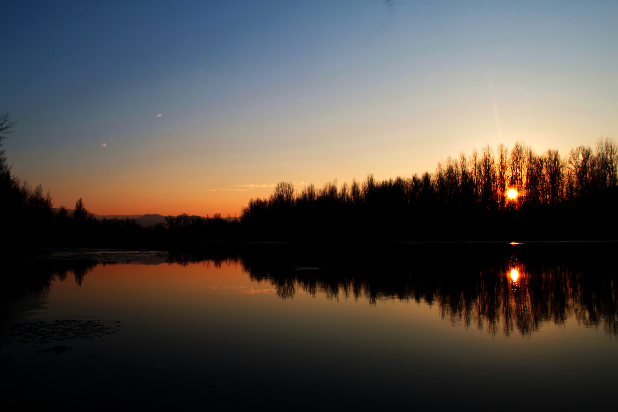 Fiume al tramonto