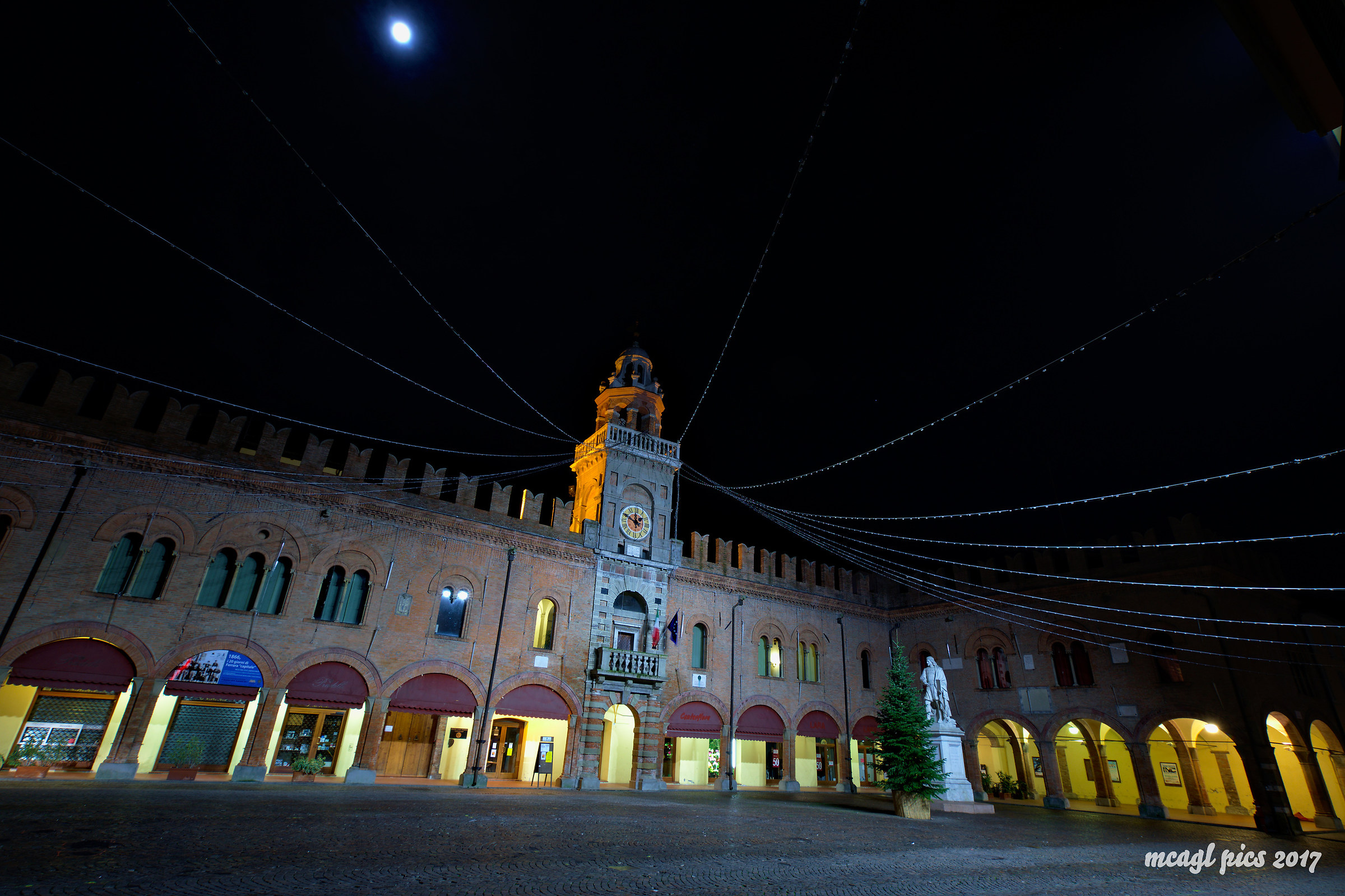 One hundred of the Governor's Palace (f) under the moon