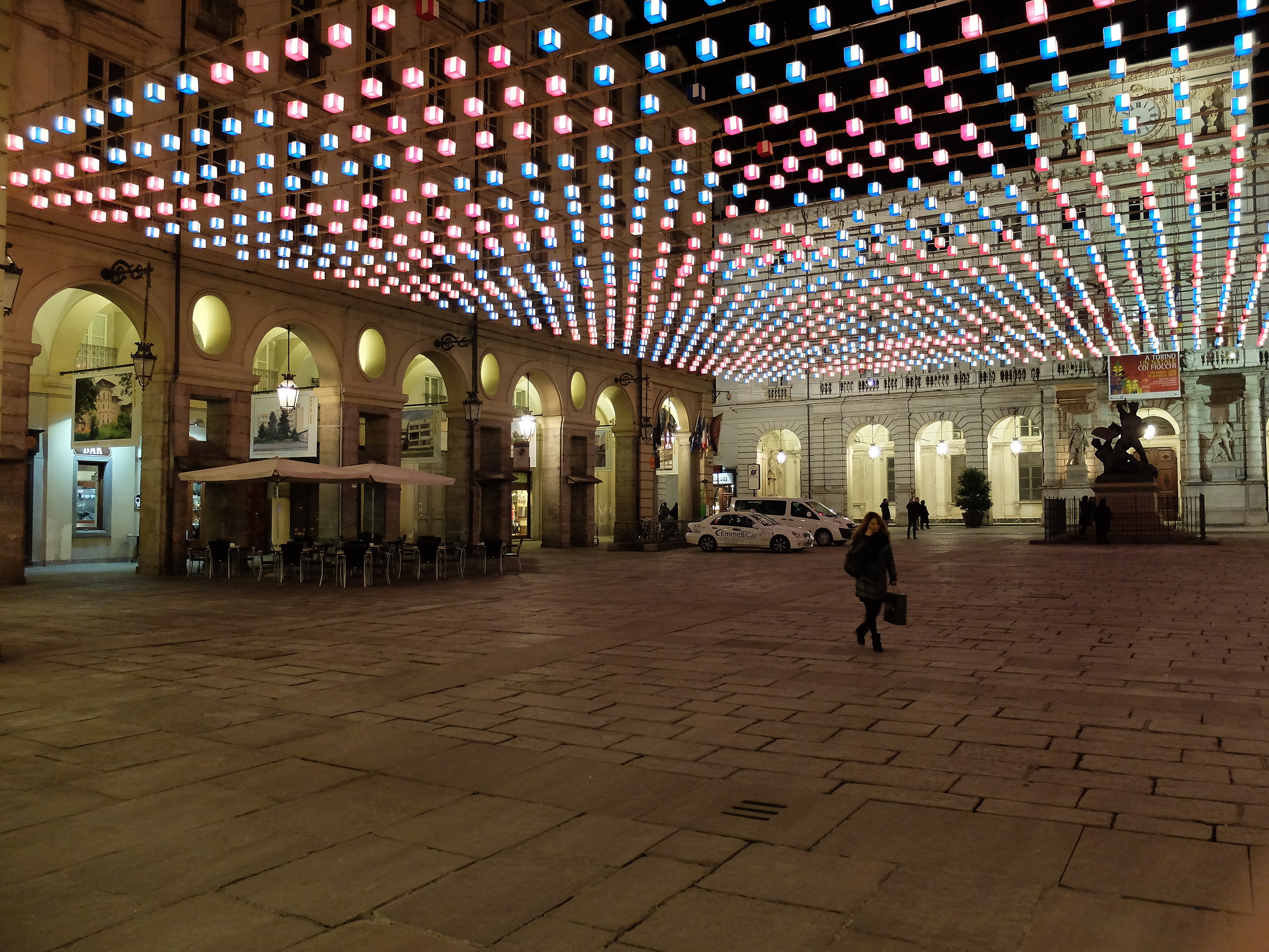 solitaria sotto le luci