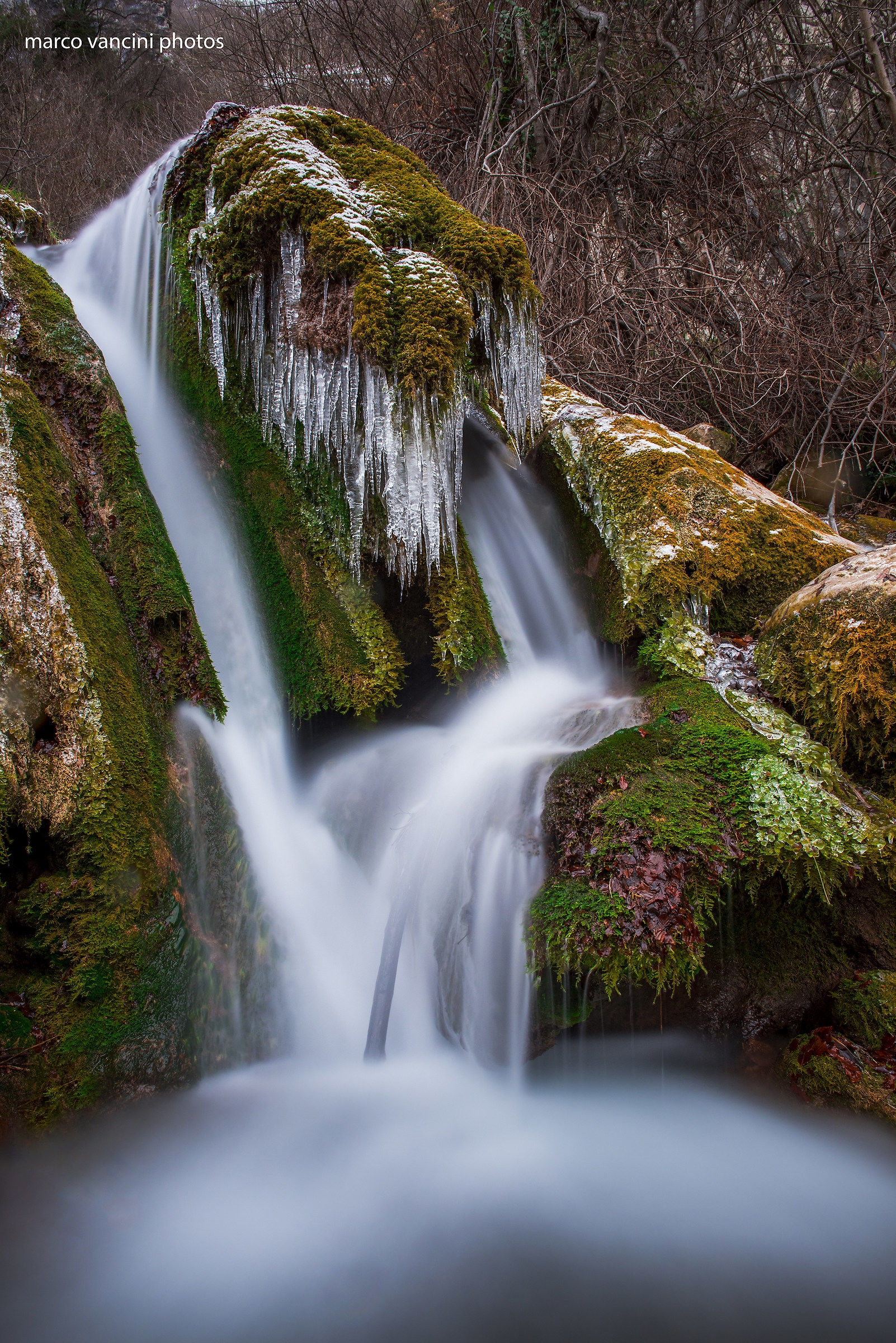 il ghiaccio tra i torrenti
