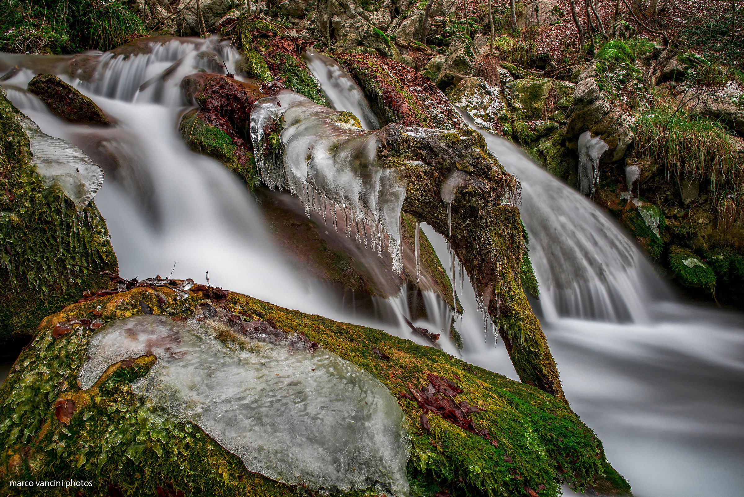 il ghiaccio tra le cascate