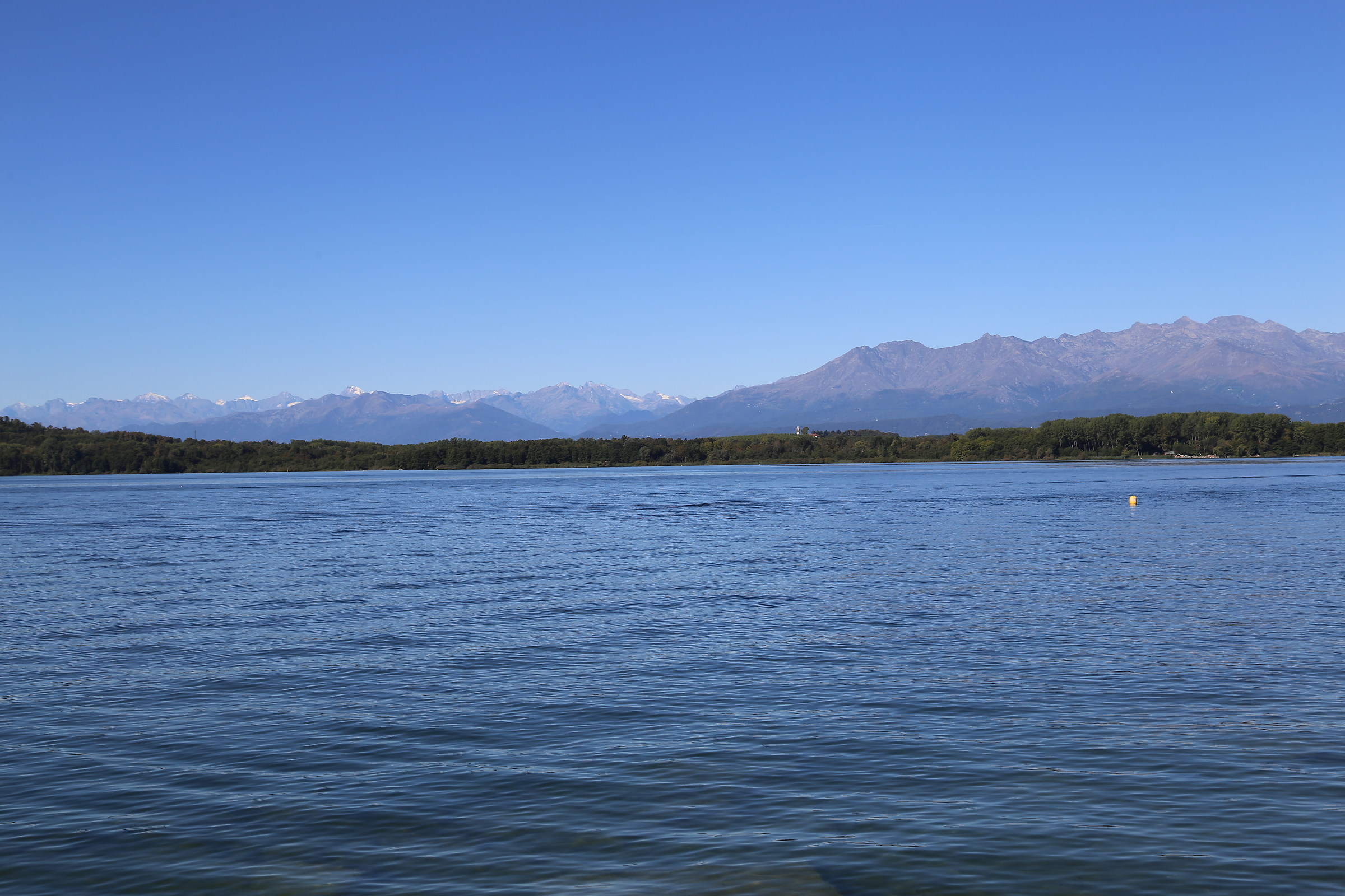 Lago di Viverone sullo sfondo la Bella Dormiente