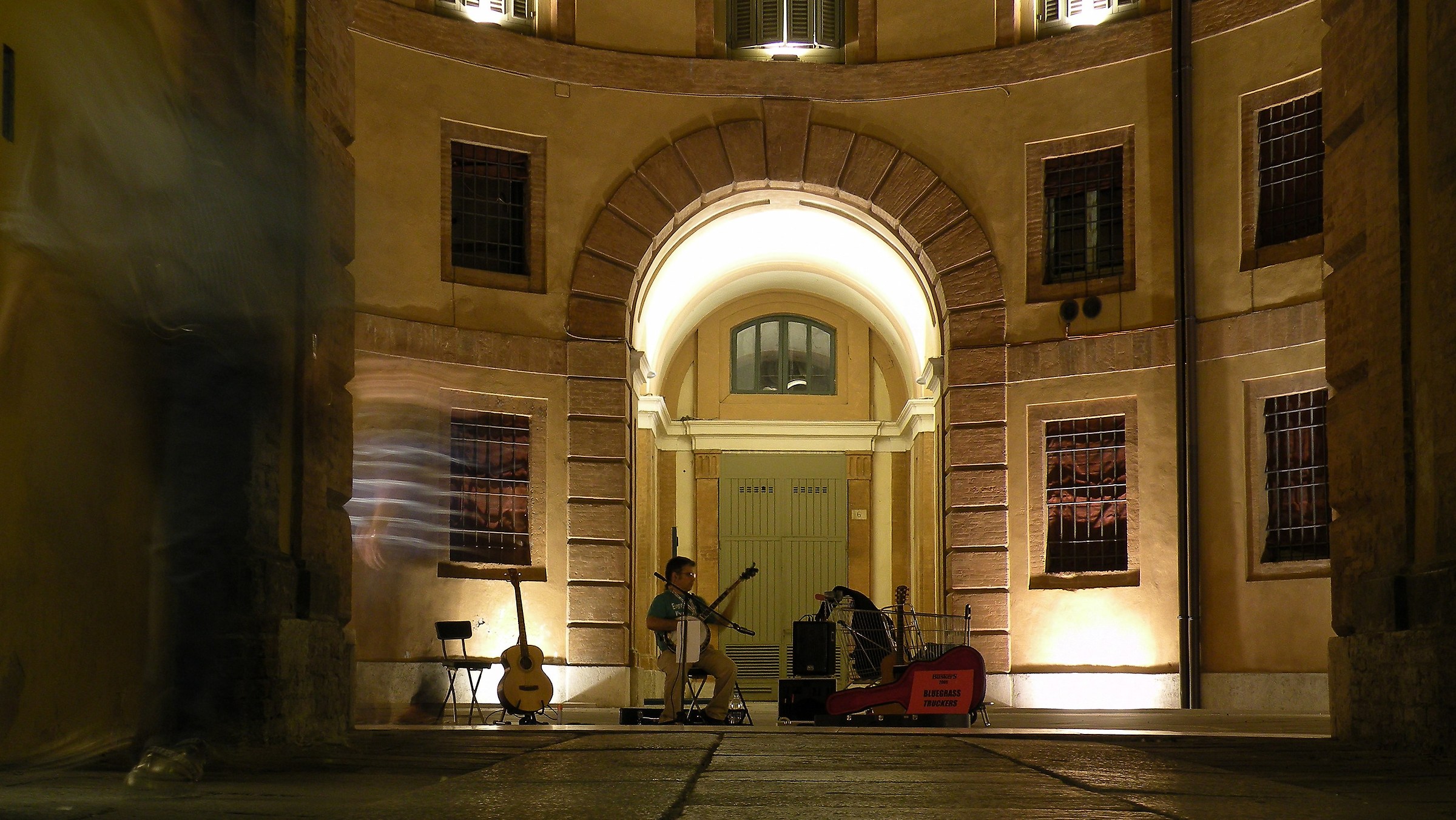 Pino Wood Solo at Night on Ferrara Buskers 2009