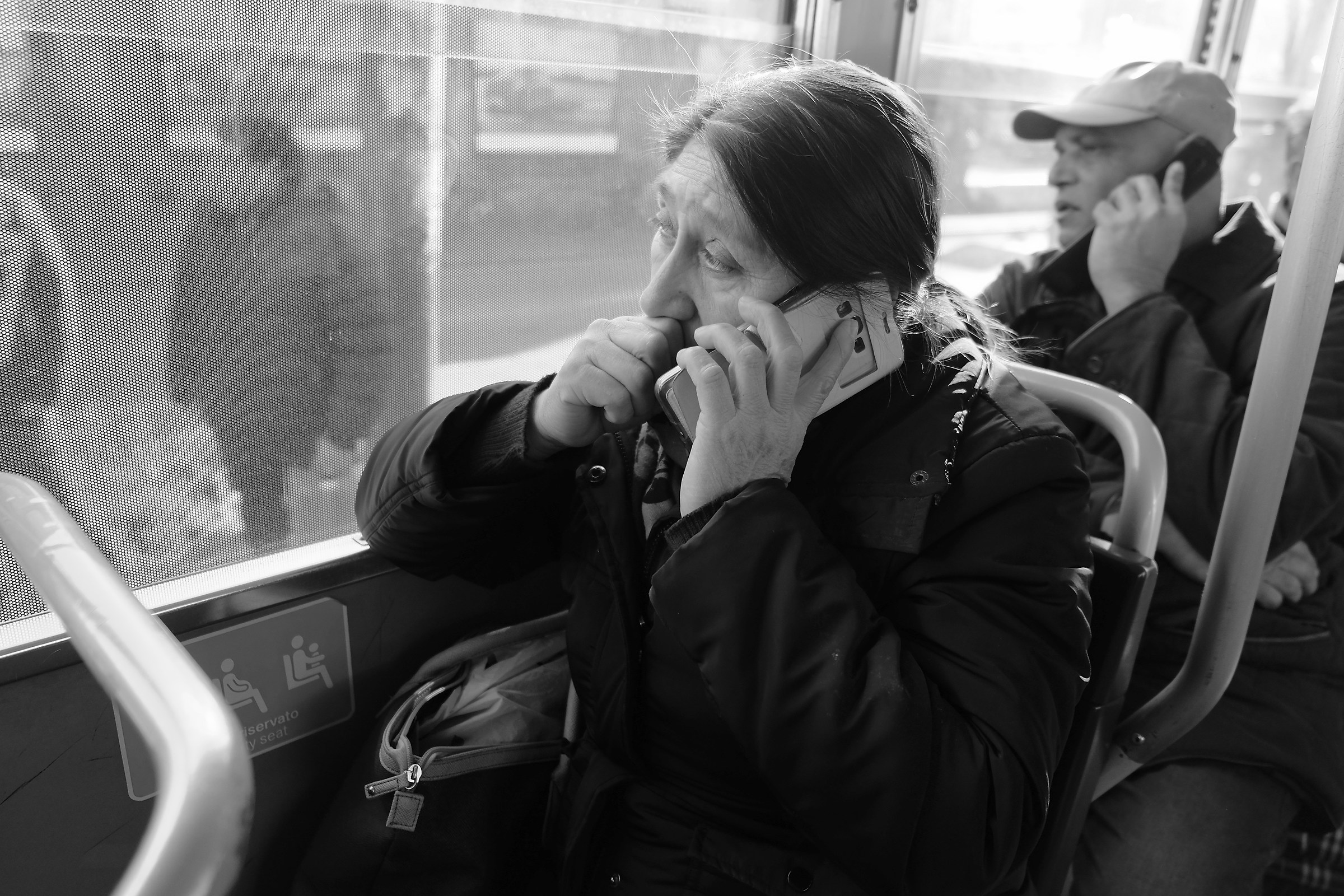 Al telefono sul tram